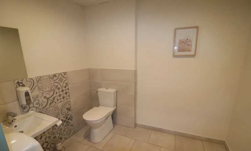 Vend restaurant et bar Murs et fonds avec licence IV comprenant aussi une grange et appartement en plein cœur de village. Deux salles avec capacités de 72 couverts plus une terrasse de 20 couverts exposée sud. Les cuisines sont spacieuses et équipées. Les toilettes sont aux normes PMR. L'appartement de fonction est composé d'une grande pièce de vie, 3 chambres, salle de bain et WC séparés. Pas de contrat brasseur ni salarié à reprendre.