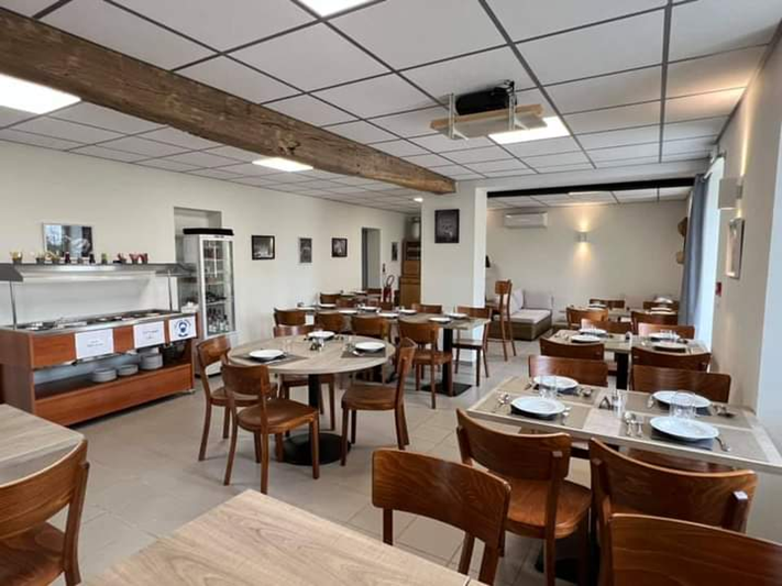 ATTENTION, il ne s'agit pas d'une vente mais d'une location gérance
Multiple rural rénové en 2018, composé d'une salle de restaurant, d'un bar, d'une cuisine équipée, d'une réserve, d'un local épicerie et d'une terrasse extérieure.
Le fonds de commerce est constitué d'un restaurant-snack, d'un bar, d'une épicerie avec dépôt de pain, relais poste, point vente de bouteilles de gaz.

Le bâtiment et le fonds de commerce doté d'une licence de catégorie IV appartiennent à la commune et sont proposés à la location-gérance pour un loyer mensuel de 650 € dont 250 € pour le local et 400 € pour le fonds de commerce. 

Le commerce est au centre du bourg de Saint Géraud de Corps, petite commune d'environ 210 habitants idéalement située  à 10 km de l'autoroute A89 permettant de rejoindre Bordeaux en 1h10.   Saint Géraud de Corps, à la limite du Périgord Blanc et du Périgord Pourpre, est à 25 km de Bergerac et 45 km de Périgueux.

La commune est dotée en extérieur d'un espace d'activités pour enfants (balançoires, toboggan), d'un terrain de pétanque et d'un terrain multisports.
Un espace  culturel et sportif intergénérationnel a été aménagé dans les anciennes écoles et propose une salle de sports, une salle de jeux et une bibliothèque.

Contacts:
M. Thierry Boidé, maire : 06 07 94 26 43
E-mail de la commune :  st-geraud-de-corps.cne@wanadoo.fr