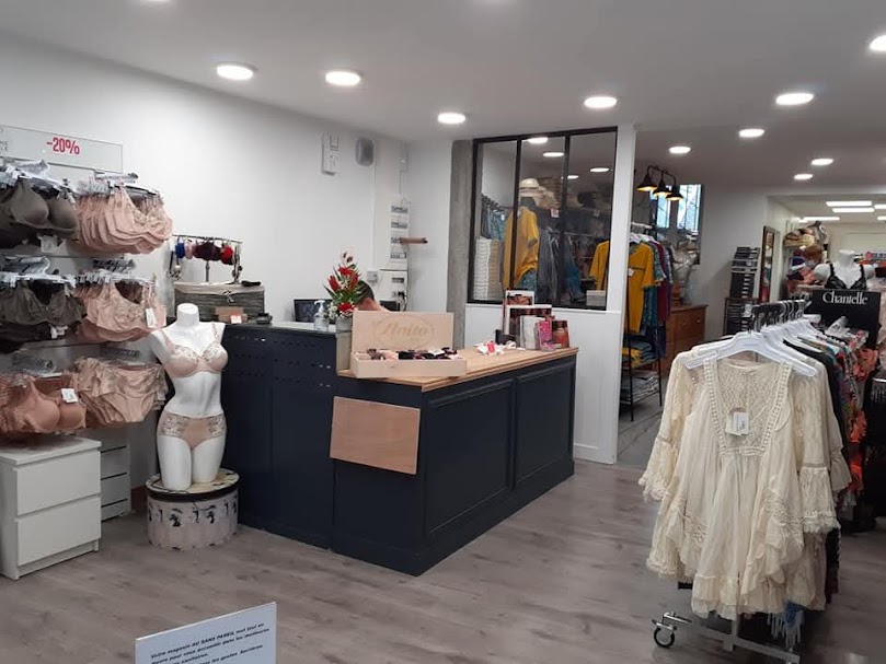 💼 À vendre – Fonds de commerce lingerie, chapellerie et accessoires

Situé à Cosne-sur-Loire (Nord Nivernais – 180 km au sud de Paris)

Belle opportunité à saisir !
Commerce historique implanté au cœur de la ville, bénéficiant d’un emplacement n°1 et d’une excellente visibilité.

✨ Caractéristiques du commerce

Activité : Lingerie, chapellerie et accessoires

Superficie : 100 m² (local refait à neuf il y a 4 ans)

Loyer attractif : 800 € / mois

Accessibilité PMR, alarme, télésurveillance et caméras

Zone de chalandise : environ 60 000 habitants, couvrant 4 départements

💰 Conditions de cession

Fonds de commerce : 40 000 €

Aménagement : 15 000 €

Stock : à définir selon période

🏷️ Atouts

Enseigne locale réputée depuis 1903

29 ans d’ancienneté pour l’actuelle gérante

Clientèle fidèle et régulière

Possibilité d’accompagnement personnalisé à la reprise pour une transmission en douceur

📞 Prise de contact et échanges facilités — je reste à l’écoute de vos questions et propositions.
Un dossier complet peut être transmis sur demande.