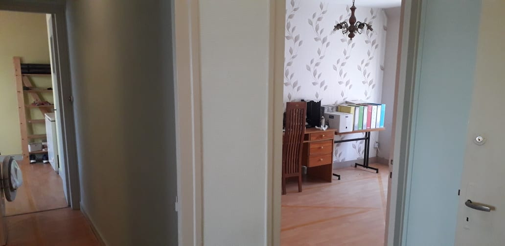 Bar comprenant une salle arrière , une terrasse intérieure couverte et chauffée, une cuisine aux normes avec un grand débarras et WC salariés et une grande cave de la superficie du bar , au dessus un chaleureux appartement , 2 chambres, salle, séjour avec balcon et grenier.