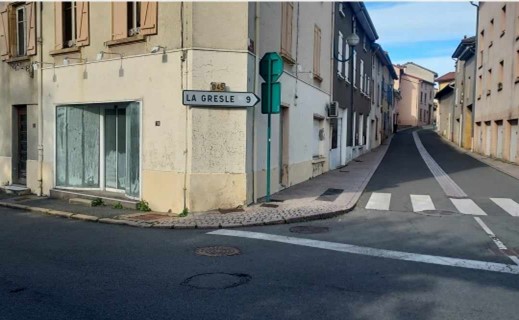 Description : 
Village de 1 050 habitants situé aux confins du Roannais et du Beaujolais (8 km de Thizy et 15 km de Roanne). Montagny dispose d’un tissu économique actif avec de belles entreprises notamment sur la zone de Varinard (salaisons, étiquettes, blocs portes, travaux publics…), des productions agricoles (élevage, produits fermiers, roseraie, …), des commerces et services de proximité (bar-restaurant, traiteur, maison de retraite, pharmacie, médecin, notaire, ...) et une vie associative très vivante.

Locaux : 
Ancien commerce, locaux de 48 m² (grande pièce principale avec un accès par une porte automatique, grande vitrine, remise, WC). Locaux en bon état, travaux de rafraichissement intérieur à prévoir en lien avec le propriétaire. Possibilité de modifier les cloisons.

Prix : Loyer : 270 € / mois

Aides :
Accompagnement personnalisé par les services de Roannais Agglomération. Possibilité d’accompagnement du conjoint. Aides à l’investissement (30 %) Région et Roannais Agglomération. Prêts d’honneur et garantie de prêts en lien avec Initiative Loire et Loire Active.