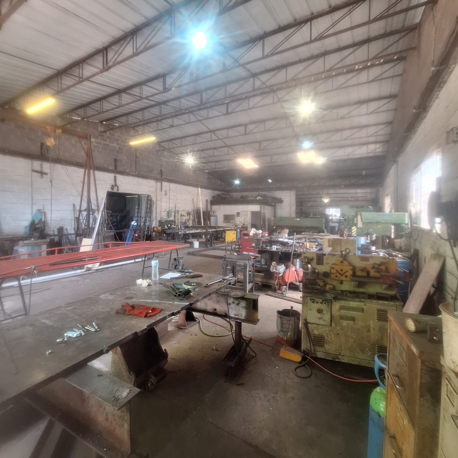 À vendre Chaudronnerie, métallurgie Atelier d’artisanat créé, il y a 18 ans, a  forte notoriété dans la région.
Clientèle de particuliers, professionnels, agriculteurs, viticulteurs, artisans, industriels (fromagerie des chaumes, carrières de Thiviers, rose d’or, châteaux, clientèle Anglaise…). Atelier polyvalent, complètement équipé avec petit matériel mais aussi guillotine, plieuse, poste à souder, scie à ruban, cintreuse, poinçonneuse ….
L’atelier se trouve dans l’enceinte d’un magasin de vente de Métal, quincaillerie, consommables, outillage, bien pratique d’avoir tous les matériaux nécessaires à prix préférentiels sur place.
Possibilité d’accompagnement de l’actuel gérant dans la passassion de clientèle.
EXONÉRATION DE LOYER DURANT 3 ANS (puis 2000€ TTC par mois)