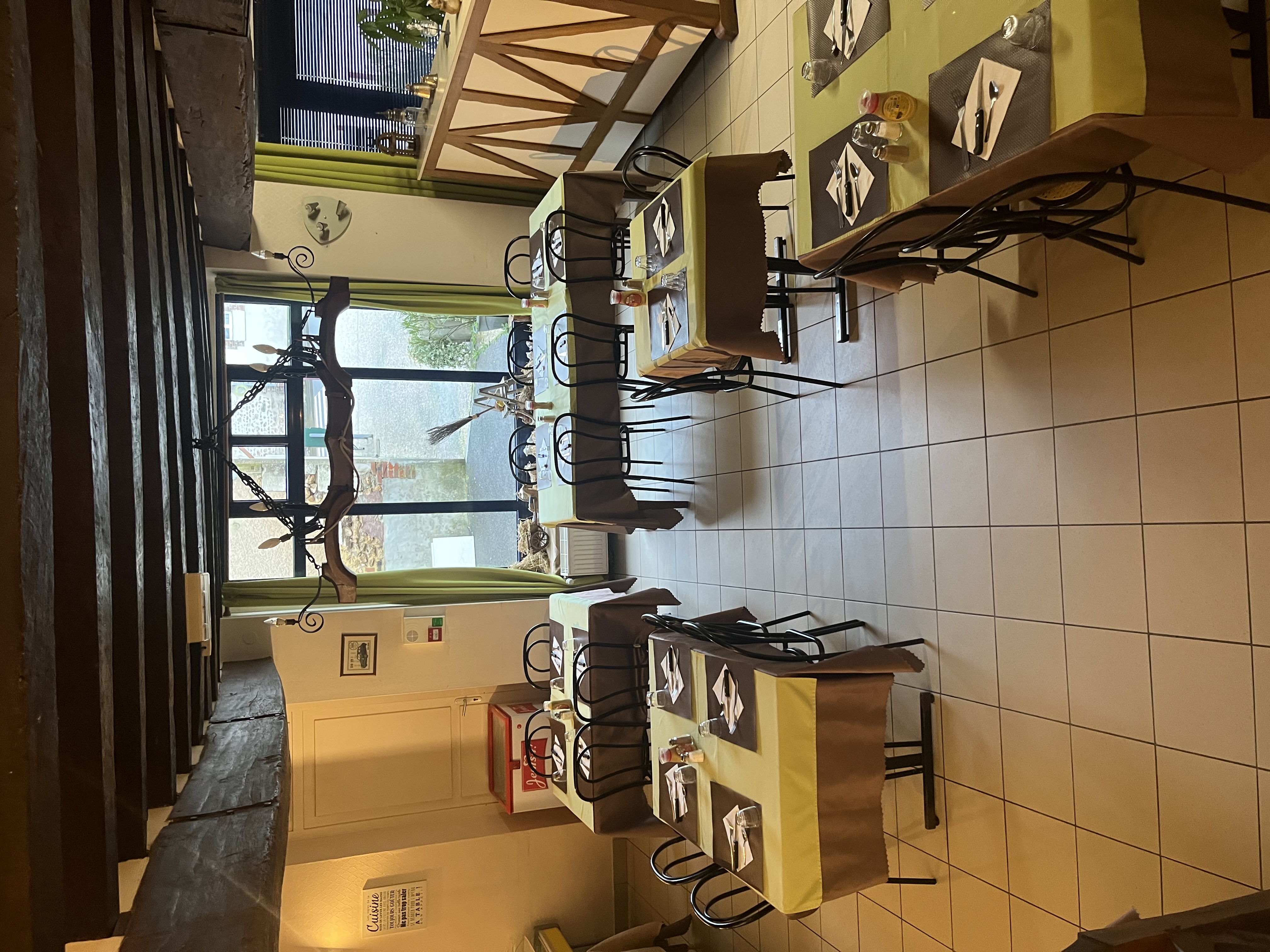 A vendre cause retraite bar restaurant à Danzé sur l axe Orléans-Le Mans dans un village de 700 habitants proche Vendôme.
Clientèles  d ouvriers et d habitués , ouvert du Lundi au Vendredi midi, à développer le week-end .
fermeture vacances de Noel et trois semaine e Aout
40 places en salle plus 20 places en terrasse, matériel en bon état.
Loyer de 523€ (le murs appartenant à la communauté de commune)
Possibilité de louer l appartement au dessus pour un loyer de 460€
idéal pour un couple de professionnel.
N hésitez pas à me contacter