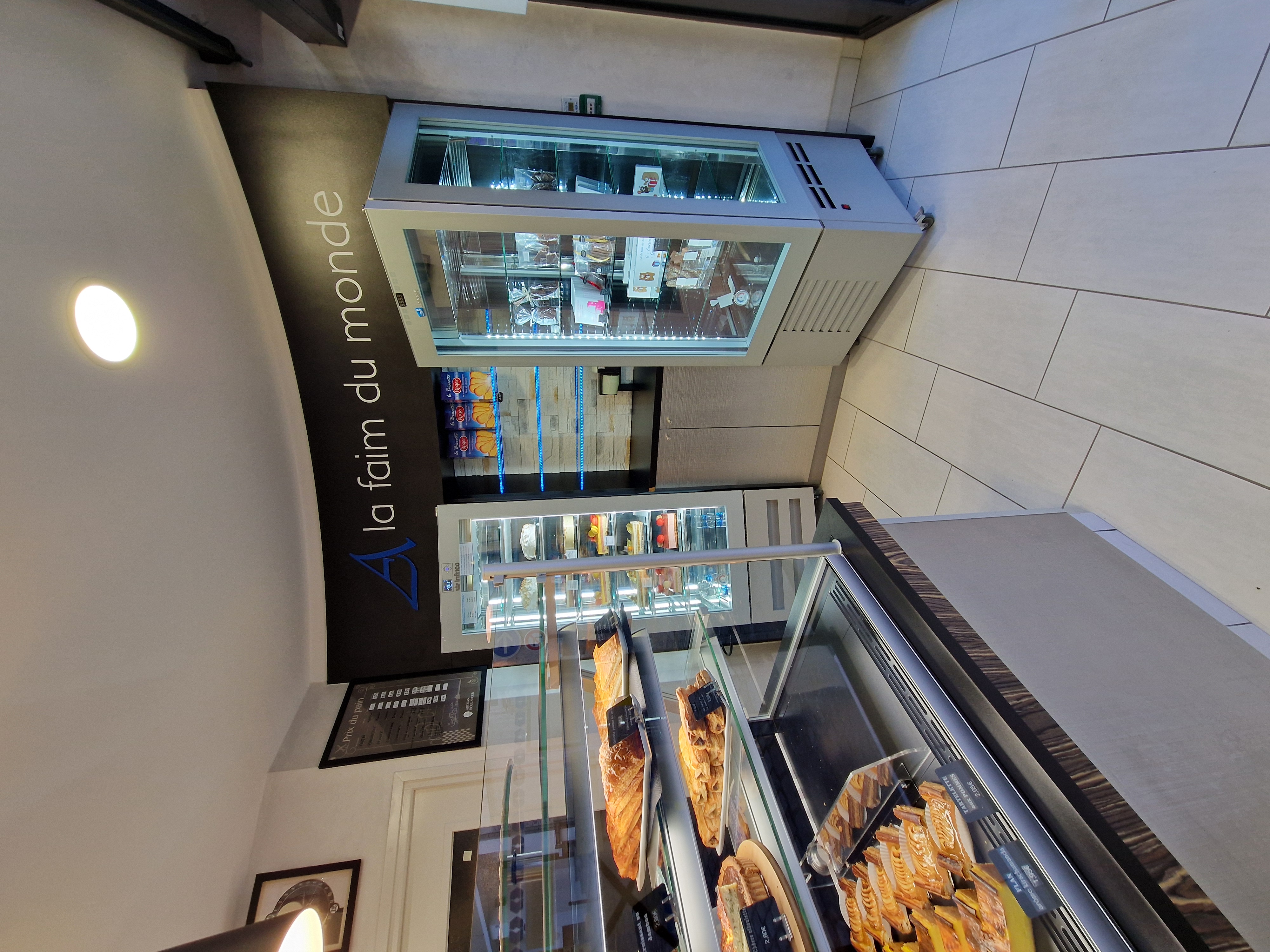 Une opportunité rare : fonds de commerce de boulangerie‑pâtisserie, réputée pour ses créations pâtissières maison. Située au cœur du centre‑ville historique de Châtillon‑sur‑Indre, cette maison bénéficie d'une clientèle fidèle, d'une excellente visibilité et d'une notoriété solidement établie.

⭐ Un établissement à forte identité culinaire  
Fabrication artisanale du chocolat de Noël et de Pâques, véritable signature de la maison.
Recettes exclusives de glaces et gâteaux faits maison, dont les emblématiques Élysée et Omelette norvégienne, qui font la renommée de l'établissement.
Laboratoire entièrement équipé, matériel en très bon état, permettant une production régulière et qualitative.

📍 Un emplacement stratégique entre Tours et Châteauroux, et à 35 km du Zoo de Beauval.
En plein centre historique, avec un flux constant de clientèle locale et touristique.
Commerce d'environ 160 m², parfaitement agencé.
Logement attenant de 100 m², idéal pour un repreneur souhaitant résider sur place.
Jardin et cour fermée, apportant confort et fonctionnalité.

💼 Conditions financières  
Prix du fonds : 295 000 €  
Possibilité d'acheter les murs
Loyer commerce + logement : 1 500 € / mois  
Pas de crédit vendeur
Pas de location‑gérance

🎯 Un outil de travail complet, prêt à l'emploi  
Cet établissement est idéal pour un artisan confirmé ou un couple de professionnels souhaitant reprendre une affaire saine, reconnue et dotée d’un fort potentiel de développement (chocolaterie, glacerie, pâtisserie événementielle, etc.).