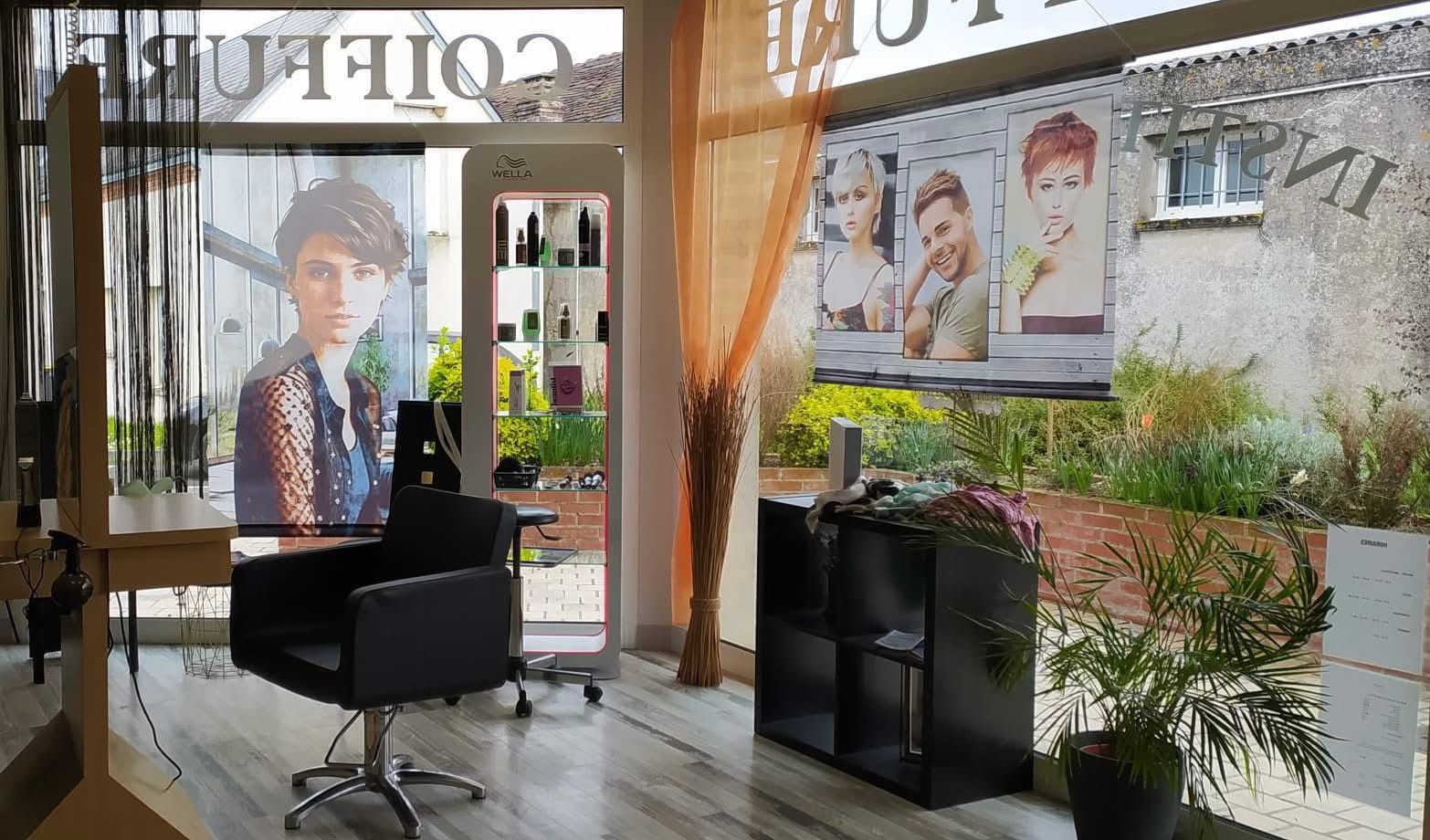 Fond de commerce à saisir , cause départ en retraite.
Le salon de coiffure est lumineux, il dispose d’une réserve, d’une pièce de 10m2 pouvant servir à une annexe en sous location, d’un wc et d’une  clim réversible.
Parking gratuit et facile d’accès.
Clientèles fidèles , village en développement, le salon se trouve au cœur du bourg proche des commerces de proximité ( boulangerie, épicerie, bar - tabac ..)
Prix de vente du fond de commerce : 36000 € .
Petit loyer de 343 HT avec un bail de 3/6/9