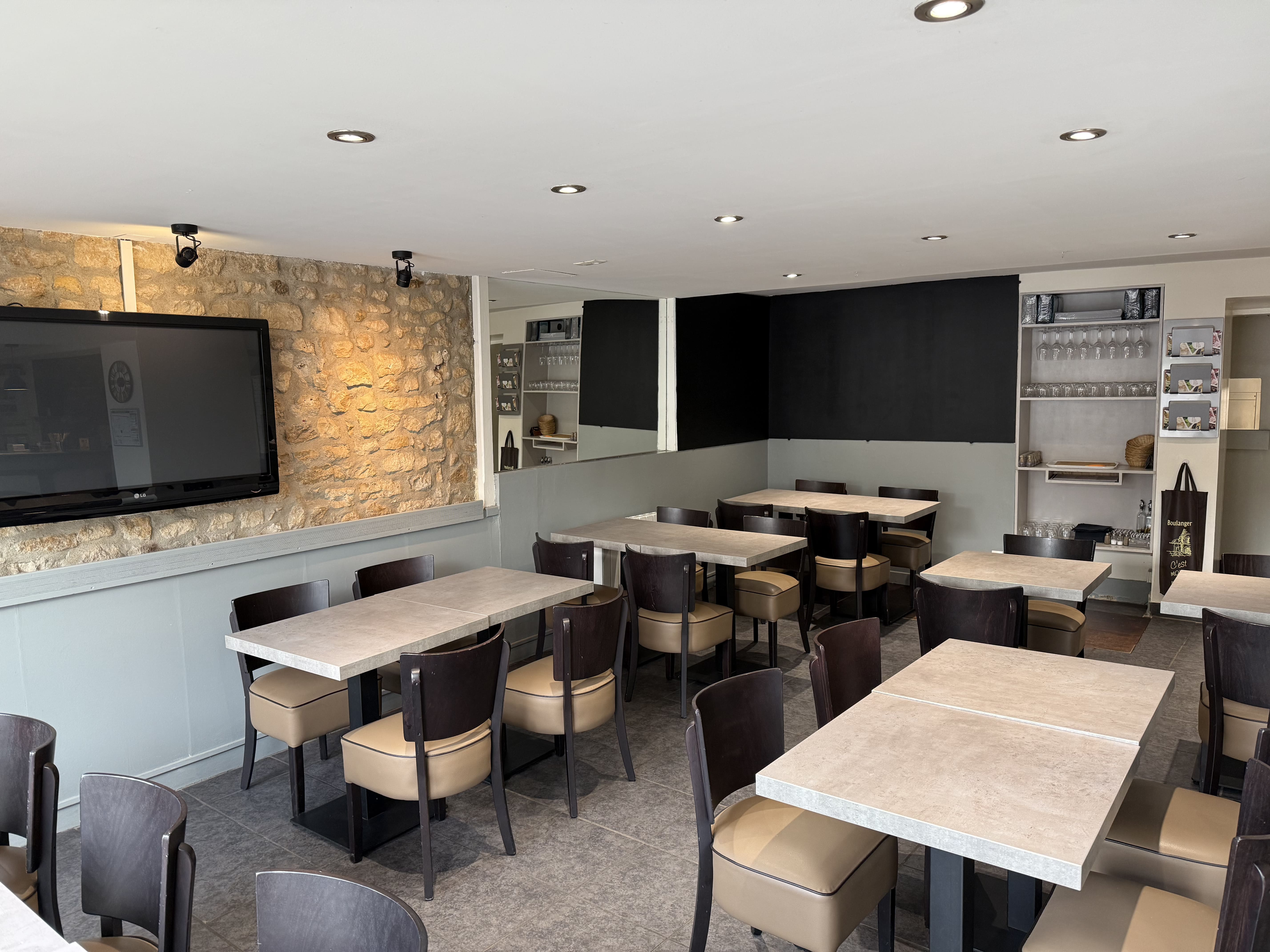 Pizzéria artisanale présentant un fort potentiel de développement, notamment grâce à une activité bar à exploiter et un solide chiffre d’affaires réalisé sur seulement 4.5 jours d’ouverture hebdomadaire.
C’est une belle opportunité pour un repreneur souhaitant dynamiser l’offre.
Accompagnement possible lors de l'installation !

Périmètre de cession :  Fonds de commerce

Prix de cession : 78 000€

Motif de la cession : Nouveau projet

Activité :

Pizzéria artisanale avec service sur place, à emporter, et ouverture ponctuelle du bar pour le café, le vendredi matin (jour de marché).
Produits de qualité, pâte maison, fournisseurs italiens et locaux sélectionnés avec soin.

Localisation :

Emplacement stratégique en bordure d’une départementale très fréquentée (D951 : axe CHÂTEAUROUX -> POITIERS) et à proximité immédiate d’un site touristique classé au Patrimoine Mondial de l'UNESCO (Abbaye de St Savin). Parking public situé juste devant l'établissement.

Clientèle :

Habitants locaux fidèles, touristes, visiteurs de passage, entreprises du secteur.

Moyens humains :

Actuellement 3 personnes travaillent au sein du restaurant, dont le gérant et un extra.

Locaux :

Salle de restaurant (30 places), terrasse (30 places), appartement à l’étage (60 m2, 2 chambres, cuisine, salle de bain).

Matériel :

Etablissement bien équipé avec du matériel professionnel récent et complet pour la cuisson, la préparation, la conservation et le service.

Points forts : 

Véritable pizzéria artisanale (formation pizzaïolo reconnue),
Belle situation géographique,
Synergie avec hôtels et gîtes à proximité,
Excellente réputation,
Appartement sur place inclus,

Perspectives de développement :

Développement de l’activité bar (licence IV non exploitée à ce jour),
Amplitude des horaires et des jours d’ouverture à développer,
Demande réelle concernant une offre de livraison à domicile,
Organisation d’évènements,
Renforcement de la communication digitale,

Chiffre clé :

C.A compris entre 160K€ et 200K€ sur une ouverture de 4.5 jours / semaine.