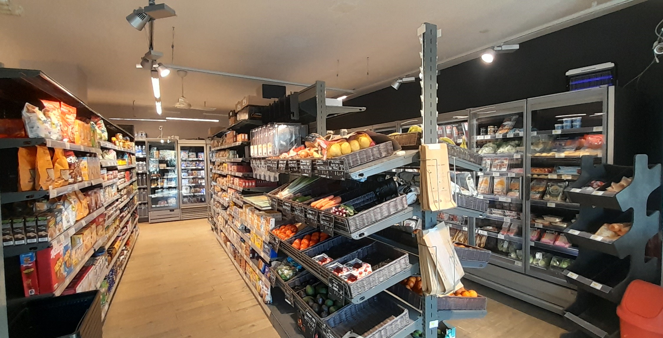 Vous souhaitez investir dans un commerce alimentaire en franchise clé en main sous enseigne ? Cette offre peut répondre à votre projet !

Description du projet :
Ce magasin alimentaire de 95m² se situe sur Royan dans le quartier de Cordouan, commune avec une affluence saisonnière (+50% sur la période estivale), proche d'un arrêt de bus et d'un cabinet médical. Il est à 500m des plages.
Magasin en très bon état, clé en main sans investissement à prévoir 
Quelques places de parkings sont prévus et des stationnements sont présents dans les rues proches du point de vente.
Il est ouvert 7/7 de 8h30-13h00 / 15h30 - 20h00.
La clientèle est un niveau aisée et âgée dans la zone de chalandise.
Projet pour une personne sur l'année avec un contrat saisonnier.

Informations sur le projet:
Prix de cession : 150 K€
Apport personnel : 50 K€
Loyer annuel TTC : 17 K€
Chiffre d’affaires annuel TTC : 400 K€
Surface de vente : 95m²

Type de contrat: Franchise
Droit d'entrée: 0€

JOURS D’OUVERTURES ET HORAIRES :
7/7 de 8h30-13h00 / 15h30 - 20h00

Les avantages de notre enseigne :
• Une centrale d’achat puissante
• Une forte notoriété et un savoir-faire reconnu depuis125 ans
• Une logistique efficace capable de livrer partout en France
• Une formation gratuite sur mesure
• Un accompagnement personnalisé

Devenez un commerçant 100% indépendant ! Cette offre vous correspond ?
Contactez-nous pour rejoindre l’aventure !