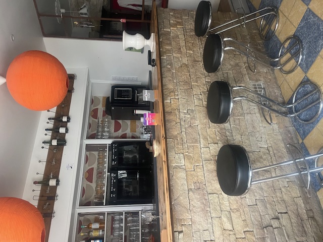 Opportunité Vente fonds de commerce et murs, d'un café brocante
avec possibilités de faire d'autres activités
- 115 M2 rénovés en 2023
- 50 M2 de terrasse
- Emplacement sur axe passant
- Belle visibilité
- Clientèle locale fidèle toute l'année
- Forte fréquentation touristique
- Forte image de marque installée
- Outil de travail clé en main (frigos, distributeur de vin, armoire à vin...)
- Restauration snacking, brunch
- Forte fréquentation lors d'animations, soirées musicales et culturels
- Belle activité de brocante développée
- Parking à proximité
- Licence IV et terrasse louées à la mairie
- Electricité et sécurité aux normes
- Toilettes normes handicapés
- Alarme incendie