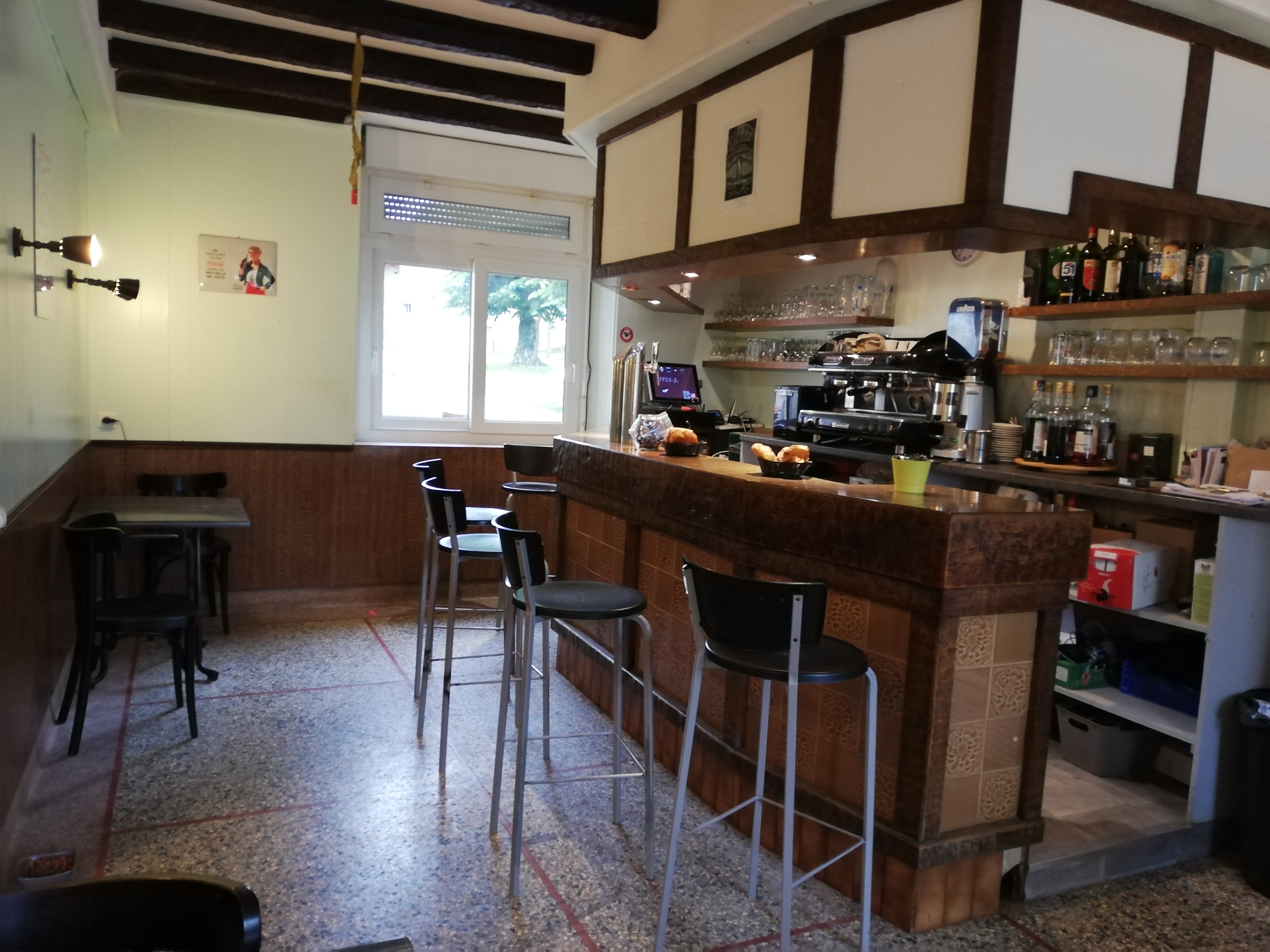 La commune de Larodde (63) cherche un CUISINIER pour gérer et tenir son auberge, bar, restaurant à compter du 1er mai 2025.
Logement sur place à l'étage.

Le local comprend au rez-de-chaussée : une entrée, une salle de bar, une salle à manger, une cuisine équipée, un wc, une cave.
A l’arrière-boutique : une chaufferie, la plonge, une cave, un garage-dépôt.

Logement de l'exploitant : Il est composé d’un accès par escalier, un couloir de 6.70 m², un séjour de 12 m², une chambre de 17 m², 2 chambres de 10.80 m², une salle de bain de 6.70 m² comprenant douche et lavabo, un WC de 2.50 m².

Bail commercial : 200€/mois
Logement du 1er étage : 350€/mois

Envoyer candidatures à la Mairie de Larodde - Le Bourg - 63690 LARODDE ou mairie.larodde@gmail.com