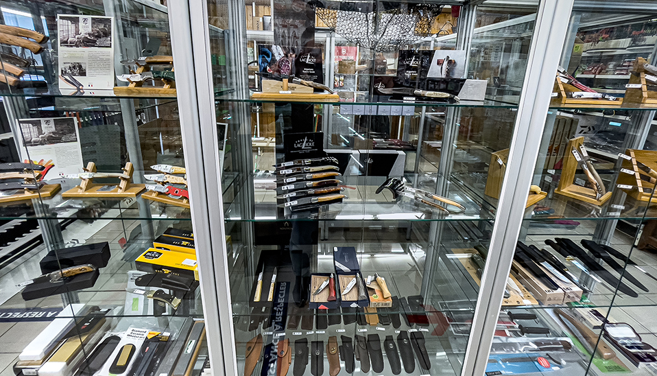 Vente d'un fonds de commerce de coutellerie et de pêche pour cause de départ à la retraite.

Ce fonds de commerce est idéalement situé dans le centre-ville de Limoges, dans les beaux quartiers, avec une surface totale de 140m², 70m² en rez-de-chaussée et 70m² à l'étage utilisé actuellement pour le stockage et le bureau. 
Le loyer est très attractif avec un bail 3-6-9.

Ce commerce possède une grosse clientèle fidèle et un gros potentiel à développer, avec une croissance continue. 

Le prix de vente est fixé à 30 000 € + Stock.

N'hésitez pas à me contacter pour plus d'informations.