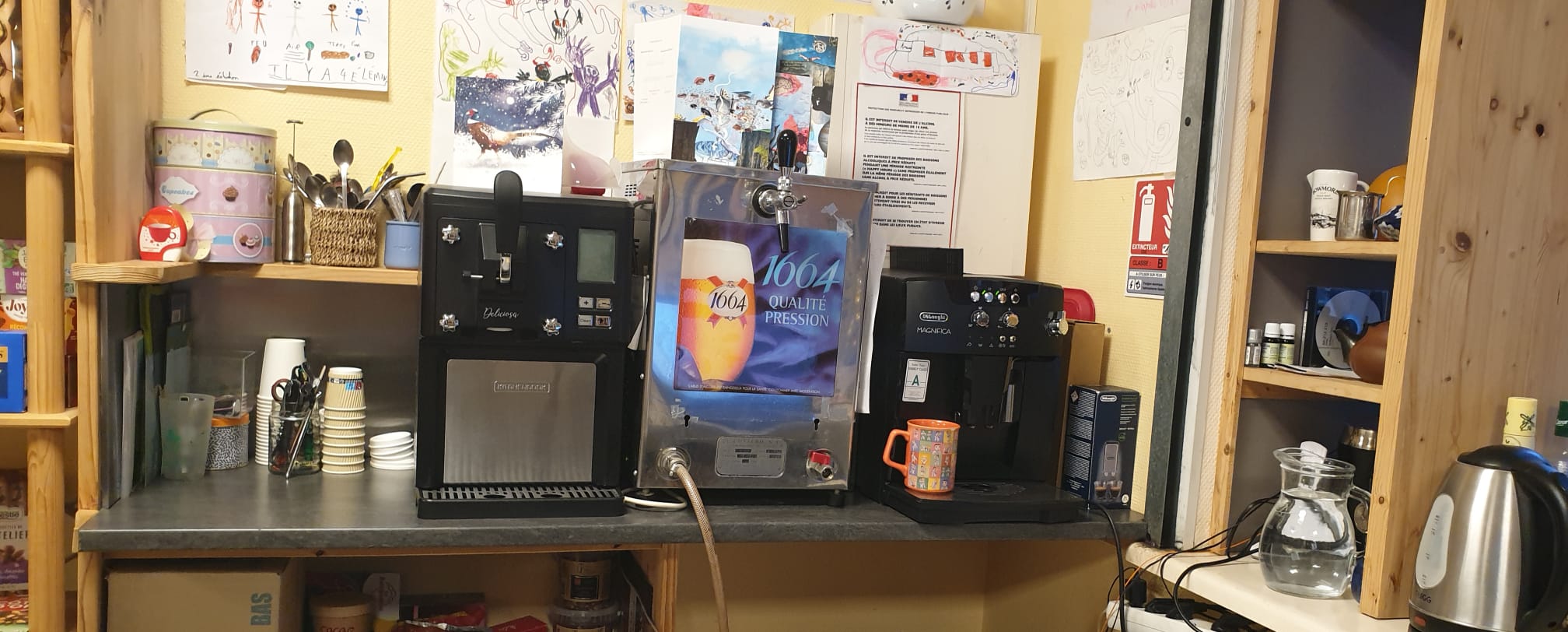 A vendre dans commune proche de Clermond l'Hérault,  fond de commerce,  60 m2 t, epicerie,  café,  salon de thé ( licence 3 grande restauration).
Possibilité d'agrandir le local grâce à une pièce attenante, qui permettrait de booster le chiffre d'affaire au niveau du bar ou du coin traiteur.
Ce commerce est situé  au centre du village.
Sa clientèle est composée de locaux et de touristes.
Afin de faciliter l'installation,  possibilité de location provisoire d'un T2 meublé, tout proche du local.
La mairie est propriétaire du local, et un petit loyer  est demandé.
Plus de photos sur demande. 
Je reste a votre disposition pour plus de renseignements.