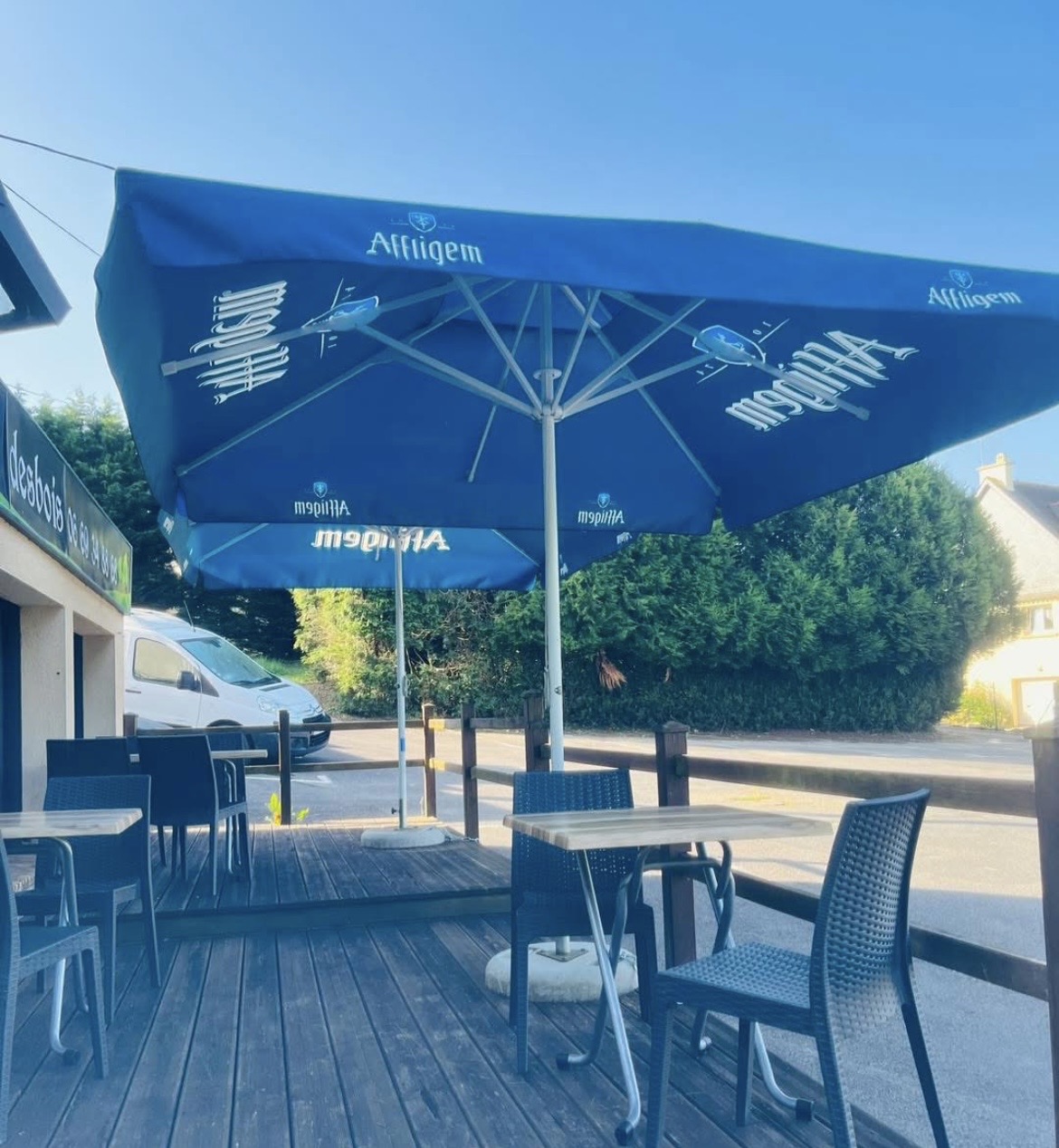 Bonjour 
Nous vendons notre commerce suite à un arrêt de la profession !
Très beau commerce au cœur de broceliande où il y a plus cas paisse ses meubles car les rénovations sont faites intérieur et extérieur egalement.
Pas de fond de commerce à acheter car il existe plus juste les mure à acheter et lancer sont commerce .
Capacité 60 couverts à l’intérieur 20 sur la terrasse.
Au-dessus du Restaurant avec accès intérieur et extérieur, il y a un appartement de 80 m², deux chambres grande pièce à vivre, salle de bain à part toilette à part plus grenier.
Plus de photos, plus de renseignements me contacter. Merci