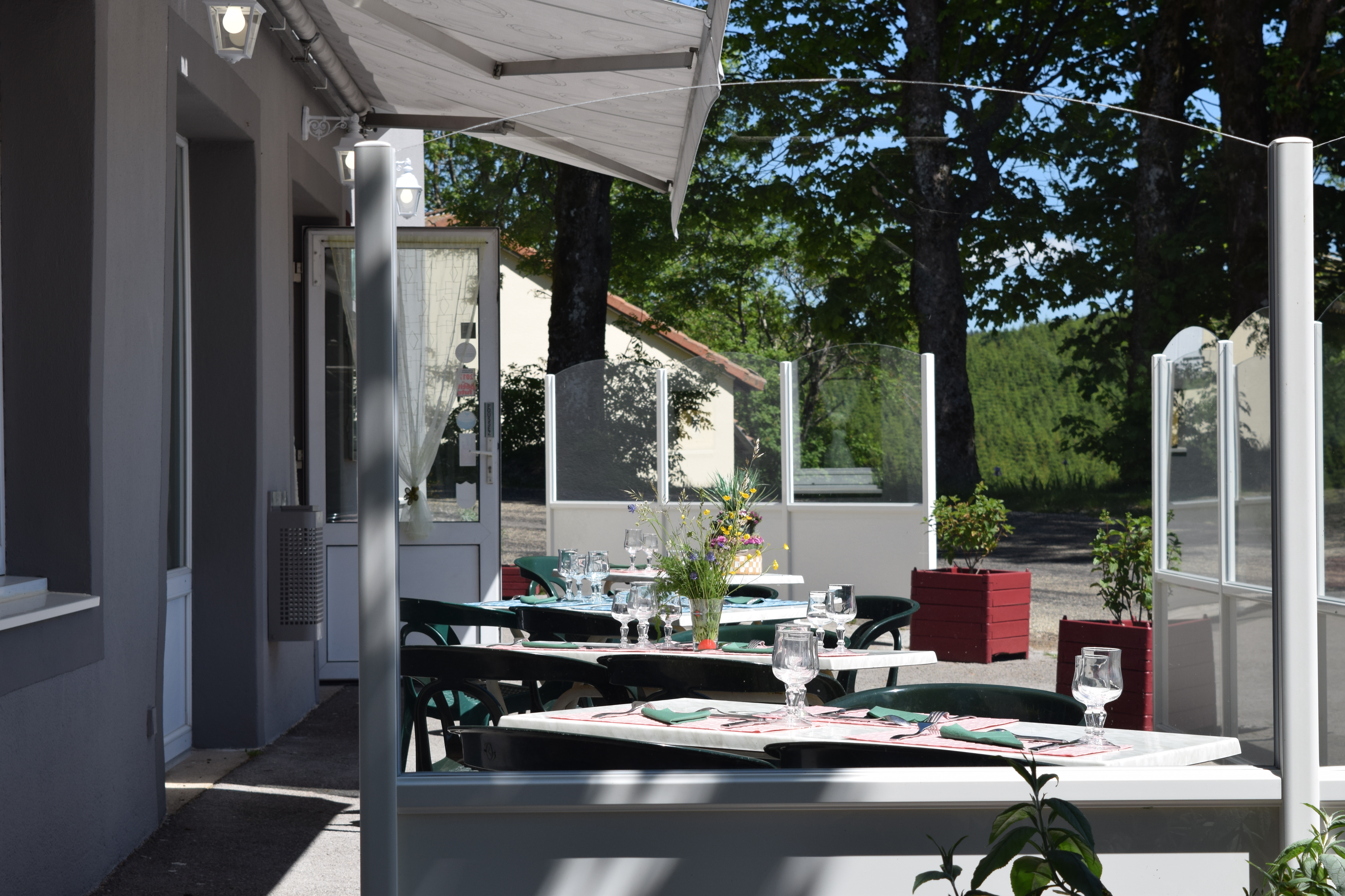 Nous avons pris notre retraite voilà 2 ans et nous mettons à la vente notre hôtel** restaurant/gîte d'étape plus le logement attenant( F4).
L'hôtel a 9 chambres dont une au normes PMR.
Avec 60 couverts possibles en salle et 20 en terrasse, le restaurant recevait groupes locaux, marcheurs , vététistes, ou famille, la cuisine répond au normes HACCP.
Une buanderie, légumerie, garage, chaufferie complète le tout.
A l'origine simple hôtel, c'était devenu aussi gîte d'étape grâce à sa situation exceptionnelle sur la montagne ardéchoise et à l'essor des activités de plein air: étape incontournable pour les randonneurs et vététistes sur le Gr7.
Le logement communique avec l'accueil de l'hôtel et à aussi une entrée indépendante une grande salle coin cuisine , cheminée ainsi que 3 chambres, salle de bain WC .
Nous vendons l'ensemble, licence 4 , murs et tout l'intérieur.