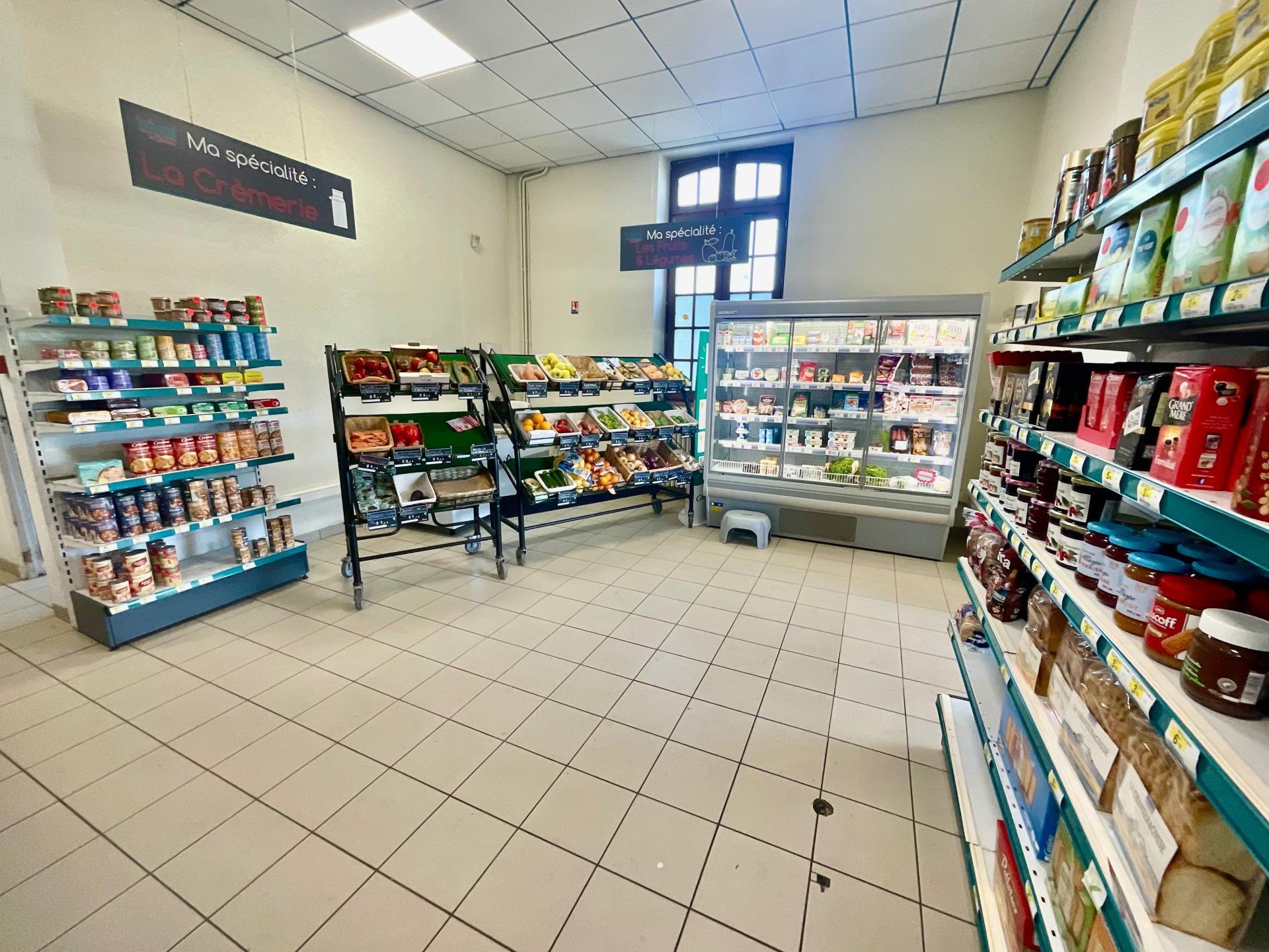 Dans le charmant village de Saint Laurent La Vallée, situé en Dordogne dans le Périgord noir, la municipalité recherche un exploitant pour la reprise d'une épicerie ( pas de fonds de commerce à acheter). Elle propose un local de 85 m² actuellement équipé pour ce type de commerce. Le bâtiment est situé à l'entrée du bourg et donne directement sur la route départementale D51 et bénéficie de places de parking et d'un environnement très agréable à proximité de la place du village, très animée pendant la saison estivale.
Il dispose de 3 pièces communicantes et d'un espace de stockage au sous-sol. 
L'équipement du local comprend une chambre froide , des linéaires d'étagères, des vitrines et congélateurs vitrés, un rayonnage "légumes", un meuble de caisse, bureau, la climatisation/chauffage par 2 splits réversibles, WC. La mairie pourra éventuellement proposer des facilités d'installation pour un candidat(e) motivé(é).
La mairie souhaite coupler à l'activité notamment, un relais commerçant La Poste qui procurerait une indemnité forfaitaire de 448€ mensuelle versée à l'exploitant par La Poste.
Le bail commercial (3/6/9) avec un loyer mensuel de 369.60TTC .
Ouverture prévue pour la saison touristique 2026.
Contact pour le dépôt des candidatures : CCI Dordogne (MME LEGER) 07 89 08 66 96 /s.leger@dordogne.cci.fr.
Date limite des candidatures : 15 mai 2026.