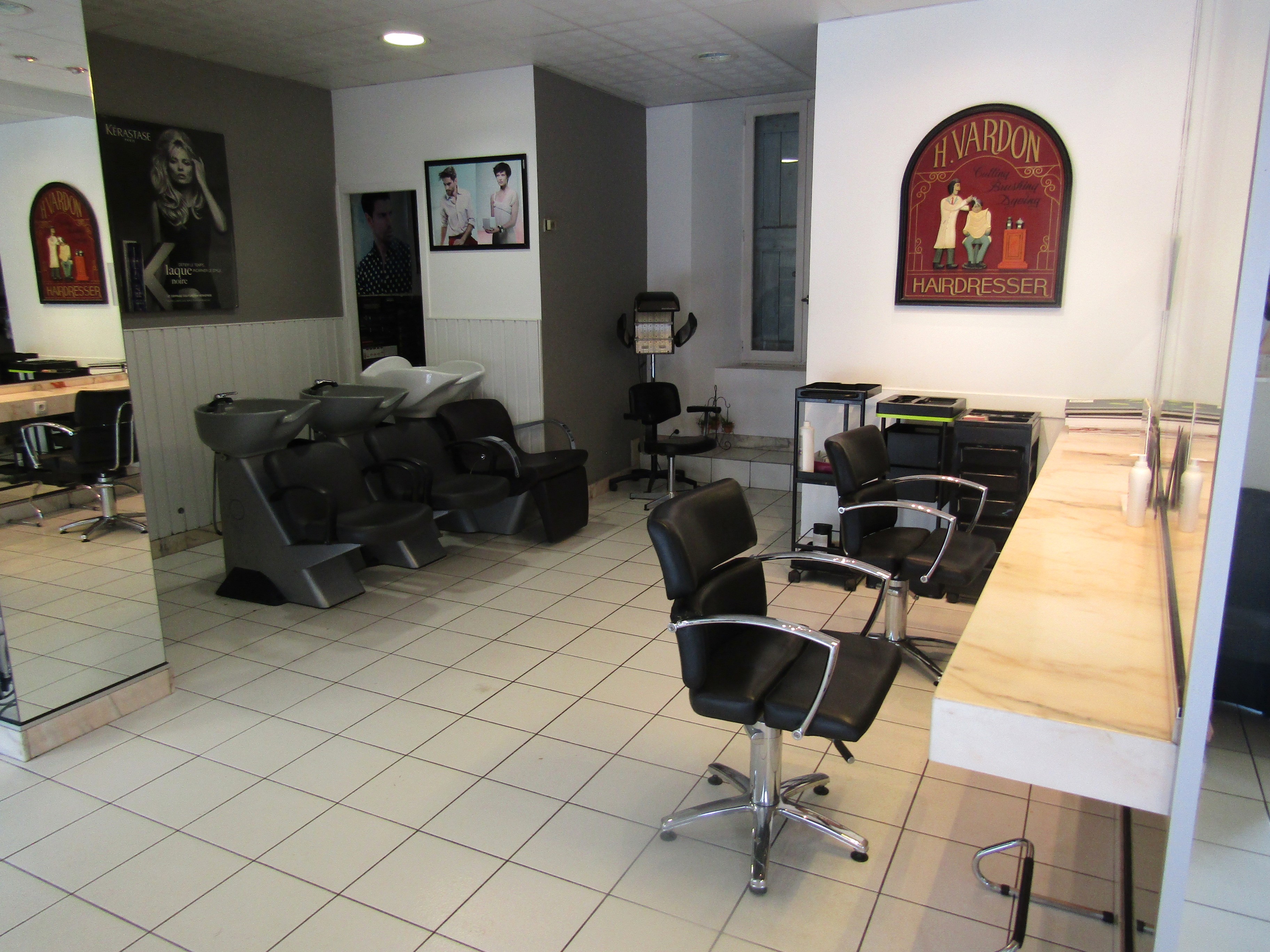 Vente d’un fonds de commerce d’un salon de coiffure mixte, créé il y a plusieurs décennies. 
Ce salon lumineux permet d’accueillir femmes, hommes et enfants. Il est équipé de 4 à 6 postes de coiffage, de 3 bacs shampoing et de tout le matériel nécessaire à l’exploitation. 
L'espace de travail est spacieux, il garantit un environnement agréable pour les clients et les employés. Il y une salariée en poste (CDI). 
La surface commerciale (70 m²) peut permettre le développement d’activités annexes (barbier, vente de produits, esthétique, etc.). 
Ce salon de coiffure traditionnel est implanté dans une ville de 12 000 habitants, au cœur de la préfecture de la Lozère. Il est idéalement situé : proche des autres commerces, à l’entrée du centre-ville et il profite de places de parking devant l’établissement. Enfin, il se trouve en bordure boulevard principal de la ville et bénéficie de deux grandes vitrines offrant une excellente visibilité. 
Le cédant est disponible pour accompagner le repreneur durant les premiers mois. 
 
Bail commercial : 1 100€ / mois, sans taxe.