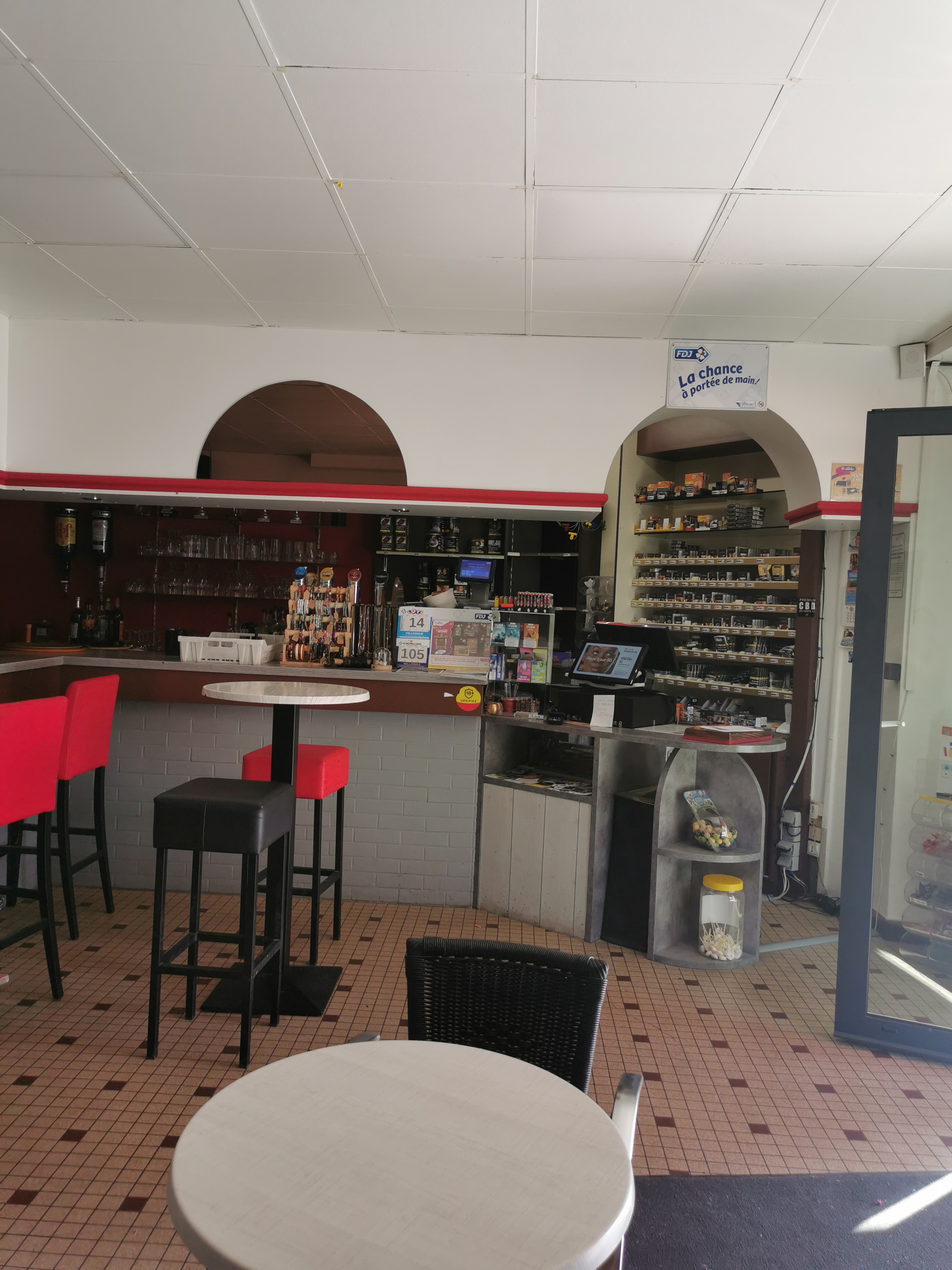 À vendre: Bar avec fort potentiel en Bretagne.
Cause nouveau projet de vie ' vends bar tabac chaleureux et convivial bénéficiant d une clientèle fidèle et d une belle visibilité.
Situé dans un secteur vivant et agréable.
L établissement offre
_ une salle accueillante
_un espace bar fonctionnel
_ une salle de billard
_une grande terrasse à l extérieur
_ du potentiel de développement
(animations grande restauration
Soirée etc....)
Clientèle régulière
Affaire ideale pour une personne seule ou un couple
Matériel en place
Pas de contrat brasseur
Possible de reprise rapide.
Le bar possède une atmosphère conviviale appréciée de la clientèle locale et de passage.
Belle opportunité pour une première affaire ou un changement de vie en Bretagne.
Plus d informations et photos sur demande.
Possibilité d accompagnement pour la reprise au démarrage si souhaité.
