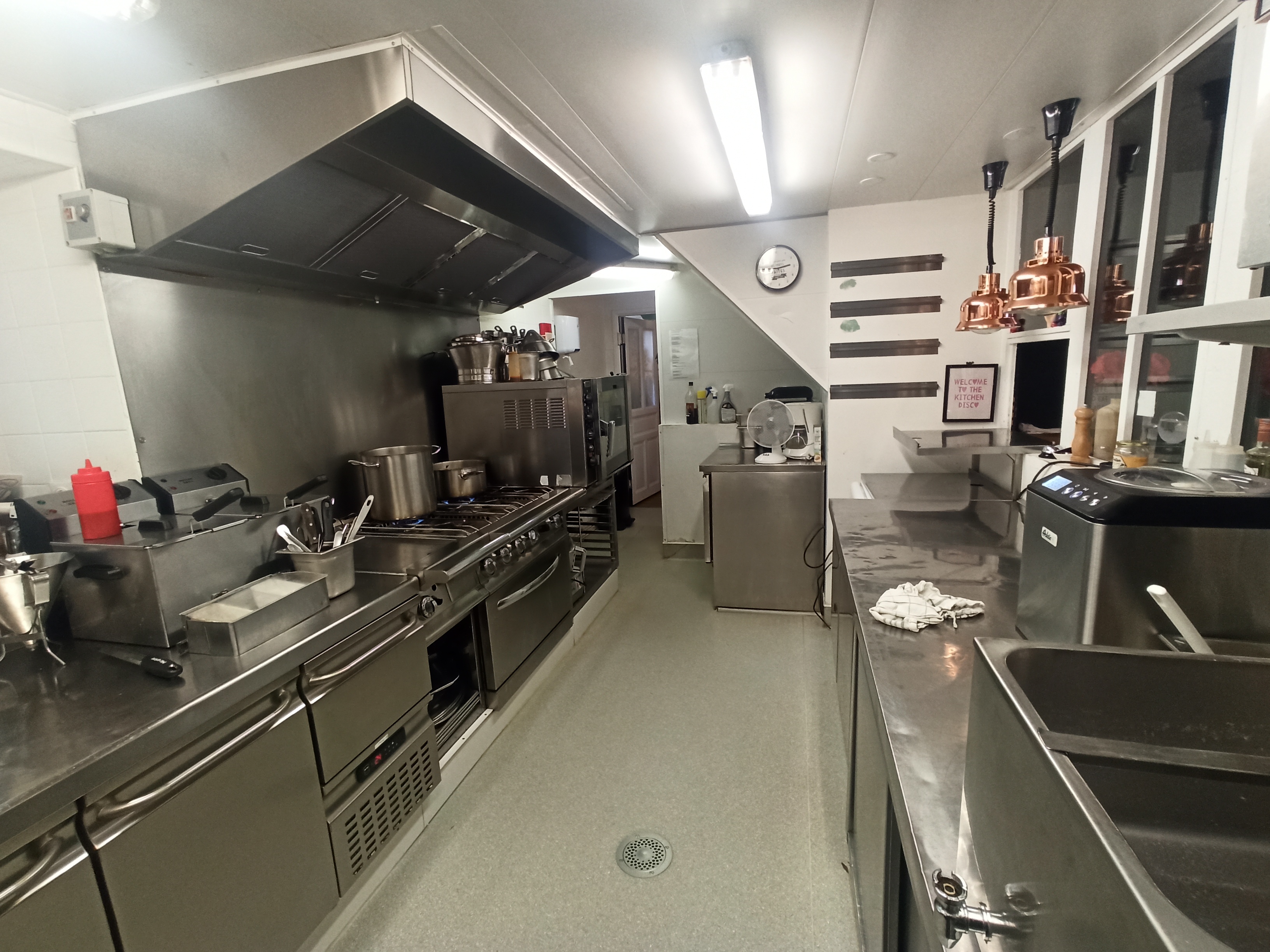 À seulement 10 minutes de Mende, dans un cadre verdoyant, ce restaurant ouvert à l’année est proposé à la reprise en location-gérance.
Seul commerce du village, l’établissement bénéficie d’une excellente visibilité et se distingue par sa façade en pierre de caractère. Il dispose d’une solide notoriété et d’une réputation bien établie sur le secteur. 
La capacité d’accueil permet une exploitation à deux personnes ou davantage. Les salles intérieures offrent environ 45 couverts, complétés par une terrasse ombragée pouvant accueillir environ 24 couverts supplémentaires.
Exploité en tant que restaurant depuis plusieurs décennies, l’établissement bénéficie d’une activité régulière tout au long de l’année.
Développé depuis 6 ans autour d’une offre bistronomique, le restaurant peut continuer cette activité ou évoluer vers un autre type de restauration : crêperie, bar…
La reprise comprend la location des murs commerciaux, d’un appartement de fonction de 120 m² ainsi que du fonds de commerce (nom commercial et licence IV), pour un loyer mensuel de 1 200 € (Location gérance).
Le local est proposé nu. L’acquisition et l’installation de l’ensemble du mobilier, du matériel d’exploitation et des équipements nécessaires à l’activité restent à la charge du locataire-gérant.