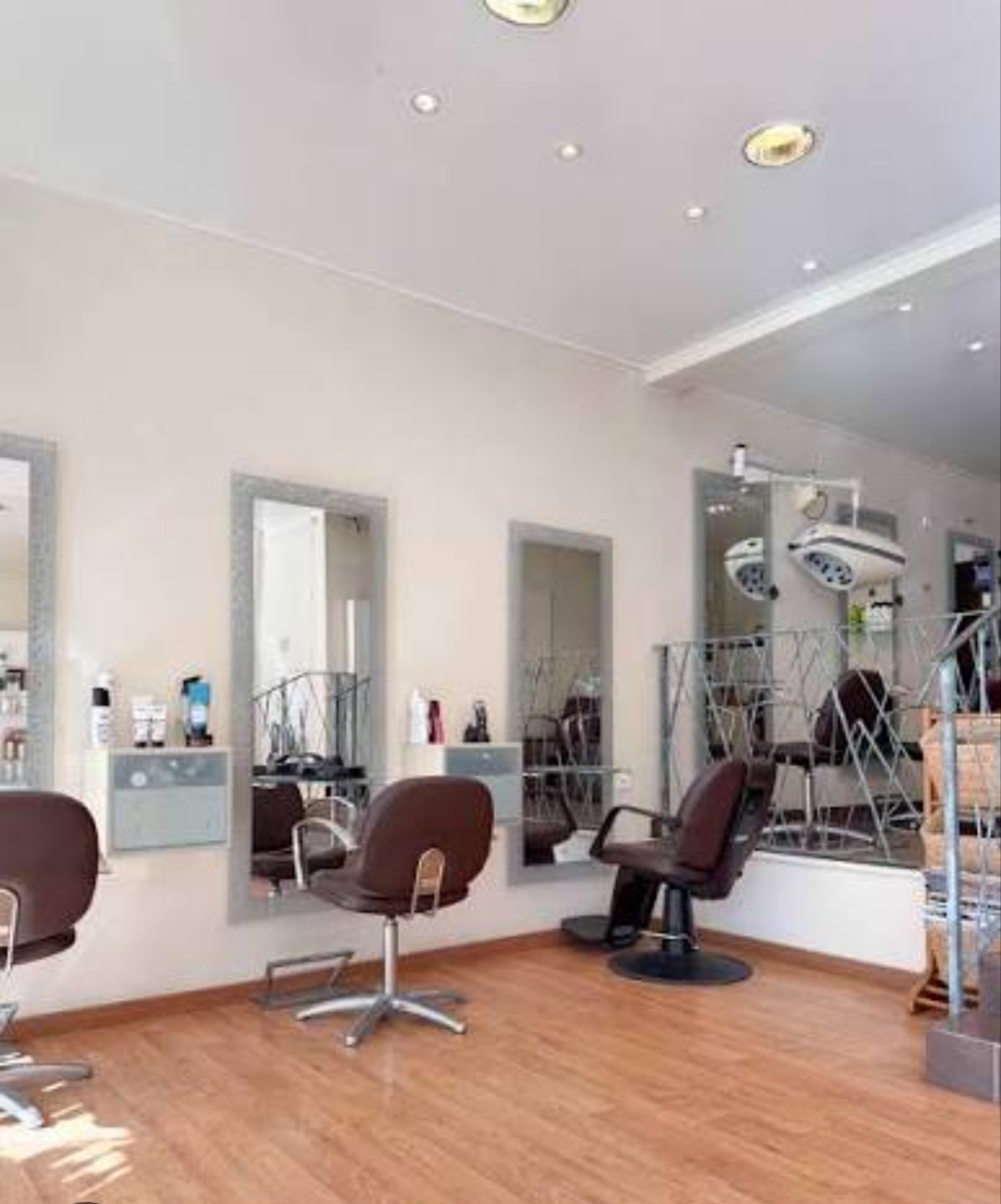 Bonjour, après plusieurs années d'activité, je souhaite aujourd'hui passer le relais

Belle opportunité pour professionnel(le) de la coiffure ou entrepreneur(e) souhaitant développer son activité !

Cadre agréable, idéal pour accueillir une clientèle fidèle et développer une activité pérenne.

Le salon dispose d’un espace de travail fonctionnel et bien agencé, offrant un environnement convivial aussi bien pour la clientèle que pour les professionnels.

Les atouts du salon :

- Clientèle existante et fidèle
- Espace de travail accueillant et fonctionnel
- Matériel et équipements de coiffure en place
- Potentiel de développement de l’activité
- Idéal pour une première installation ou une reprise d’activité

Cette cession représente une belle opportunité pour un professionnel souhaitant s’installer à son compte et poursuivre une activité existante.


Pour tout renseignement complémentaire ou pour organiser une visite, merci de prendre contact.