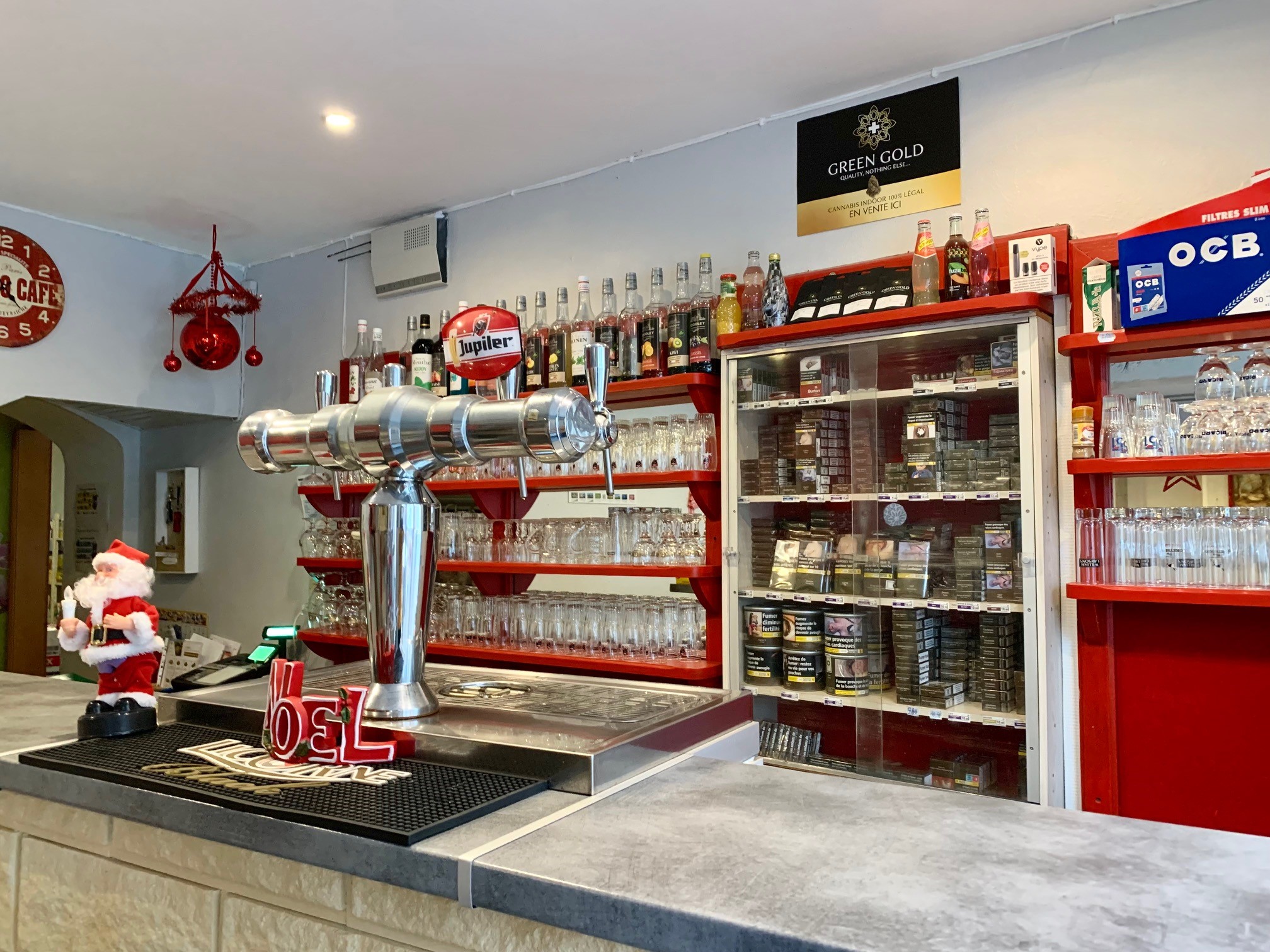 A vendre fond de commerce dans un charmant petit village de l'Indre : Obterre situé dans le Parc Naturel de la Brenne

Commerce multi activités : Bar, Tabac, Epicerie, Dépôt de pain

Village Dynamique at animé grâce à une vie associative très active (club de foot, comité des fêtes, comité de jumelage, marché de Noël, festival de musique...)
 
Possibilité de logement sur place
