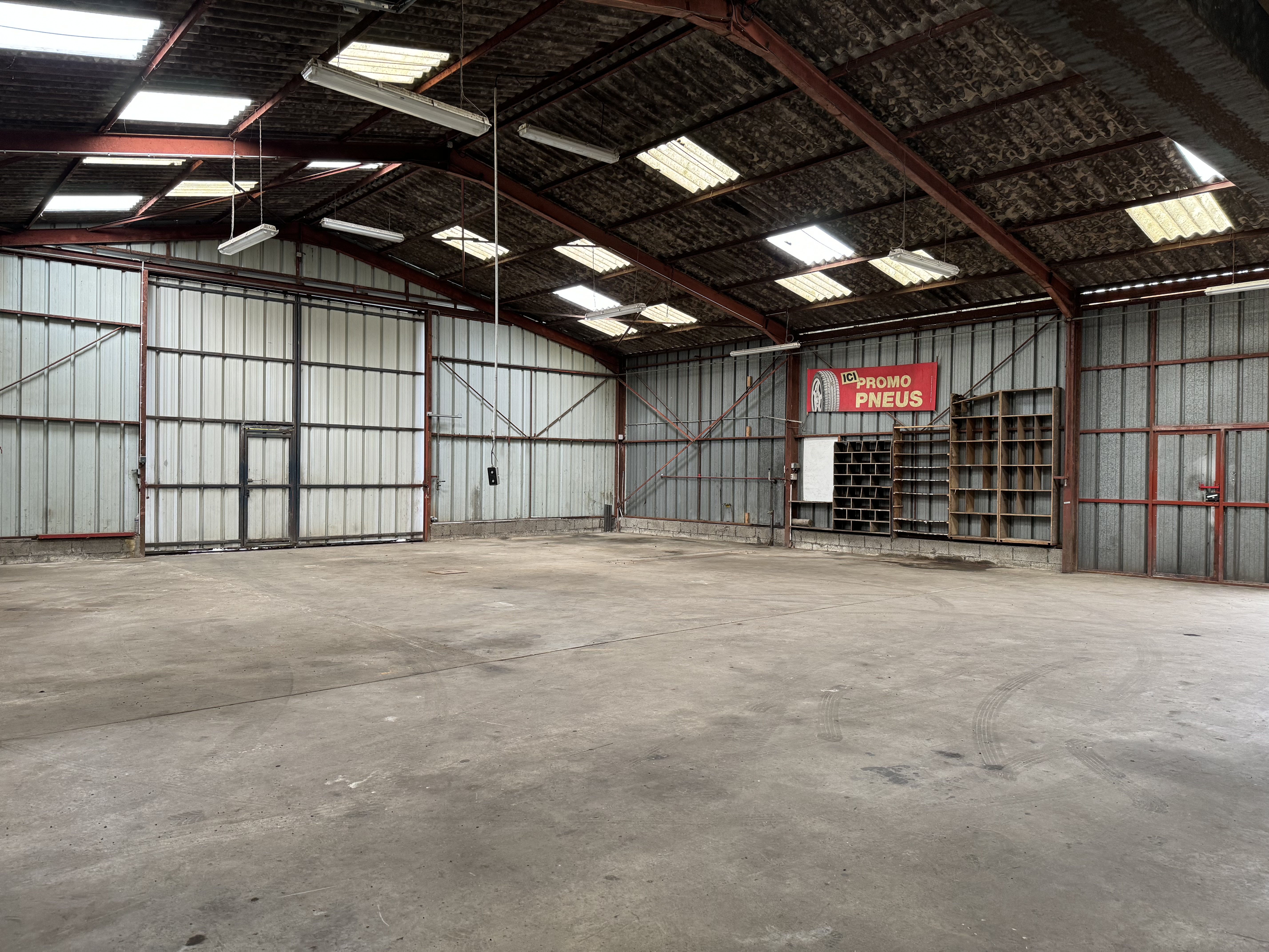 Suite décès, garage automobile en très bon état avec station-service 24/24 aux normes. Le local est situé dans une commune rurale dynamique (superette, boulangerie, restaurants, salon de coiffure, dentiste, kinés, infirmière, école, vétérinaires,...) sur un axe très passager et en zone de revitalisation rurale.
Grand espace d'accueil, 2 bureaux, salle de pause, sanitaires aux normes PMR, aire de lavage, atelier avec espace de stockage, soit 502 m² de surface sur un terrain de 3728 m² avec espace de présentation de véhicules.
Pas de fonds de commerce à reprendre.
Potentiel de clientèle importante.
Conditions financières à étudier et à mettre en place entre les parties (Location simple ou crédit-bail).
Possibilité de louer la maison attenante.
Etudie toutes propositions.
