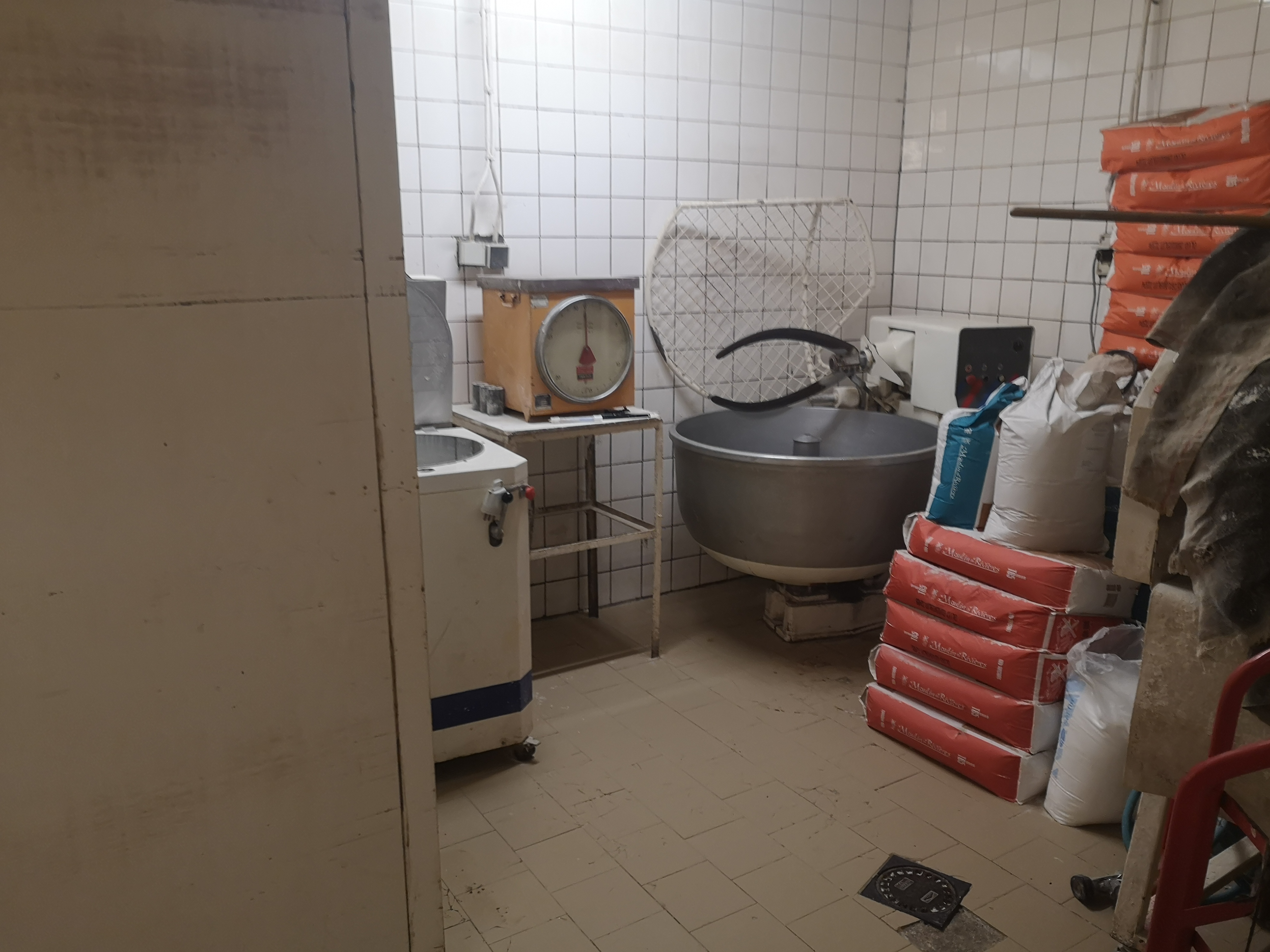 Boulangerie Pâtisserie et salon de thé à vendre dans un petit village classé "plus beau village de France", bastide médiévales. Village très touristique.
Ce prix comporte les murs ainsi que le matériel de la boutique + le fournil.