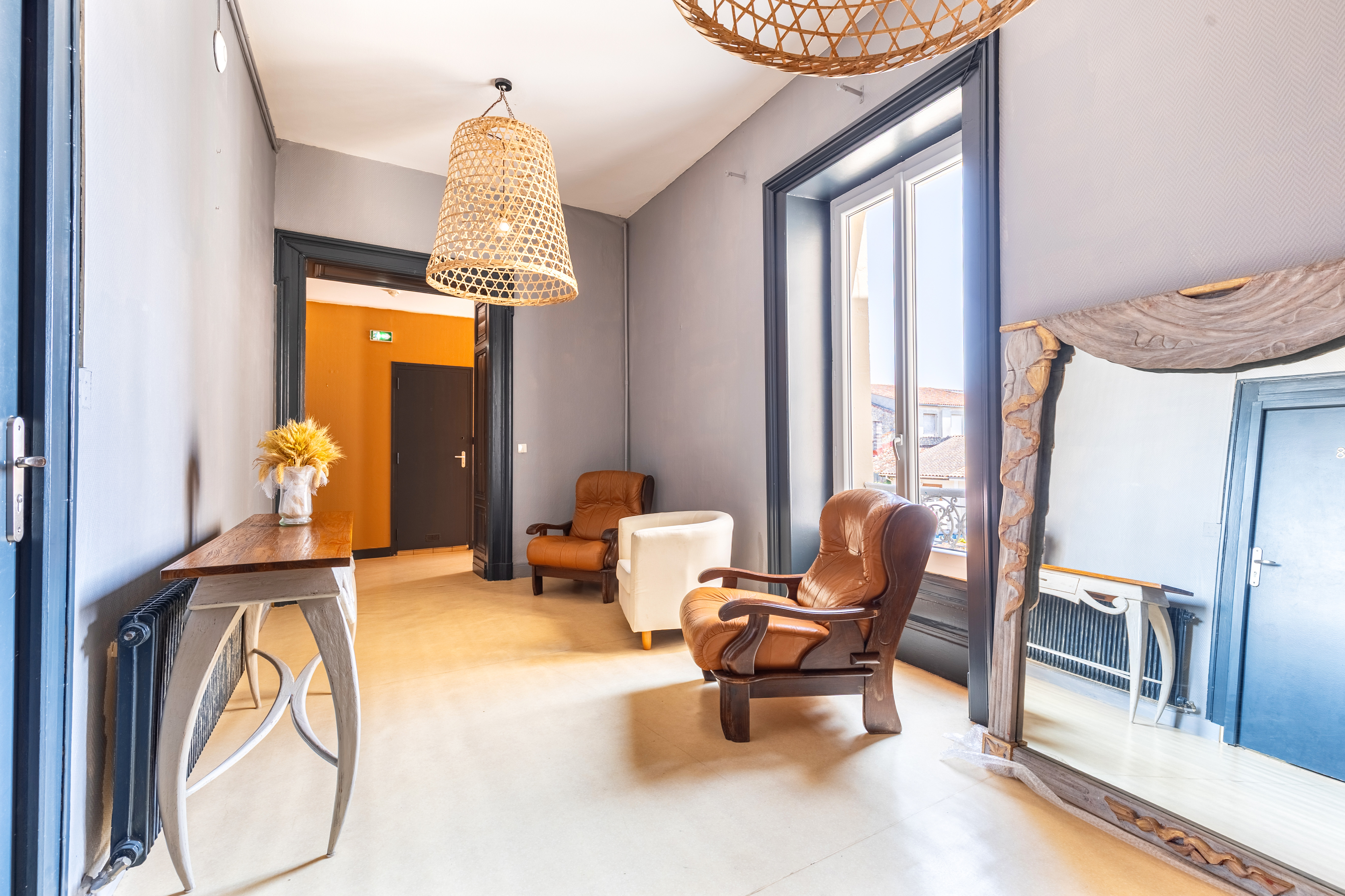 Fond de commerce à vendre / Centre-ville de Lesparre-Médoc
CA moyen sur 3 ans : 435 336 €

L'affaire regroupe plusieurs activités complémentaires :
- Hôtel avec entrée indépendante : 9 chambres + 1 appartement de fonction ( 2 chambres / 1 bureau / pièce de vie / salle d'eau )
- Café / Bar
- Restaurant
- Tabac
- PMU
- Française des Jeux
- Vente de produits annexes (confiserie, accessoires fumeurs, téléphonie...)

Salle de restaurant non exploité à ce jour, qui laisse entrevoir un développement du CA supplémentaire.

Cette diversification constitue un véritable atout en assurant une activité régulière tout au long de l'année et en limitant la dépendance à une seule source de revenus.

Les chiffres clés sur 3 exercices :
- Chiffre d'affaires moyen sur les 3 derniers exercices : 435 000 €
- EBE retraité moyen : 160 000 € par an
- Hôtel : 77 000 € de CA annuel moyen
- Bar / Café : 126 000 € de CA annuel moyen
- Commissions Tabac : 110 000 € par an
- Commissions FDJ : 39 500 € par an
- Commissions PMU : 6 500 € par an
- Ventes annexes : 76 000€ par an

L'établissement présente des résultats réguliers et une rentabilité solide, offrant une base d'exploitation saine avec un potentiel de progression pour un repreneur souhaitant développer la restauration, l'activité hôtelière ou optimiser les amplitudes d'ouverture.
Tarif hôtel actuel :
Nuitée 77,00 euros Juillet et Août 87,00 euros
Petit-déjeuner 8,00 euros
Petit-déjeuner – 12 ans 6,00 euros
Taxe de séjour 0,90 euros
Lit bébé 10,00 euros
Lit sup. 20,00 euros

Parking privé de plusieurs places, idéale pour la partie hôtellerie.

Bail commercial loyer HT/HC / an : 33 000€

1 salarié en CDI

Prix de cession : 383 600 € FAI ( négociable !! )