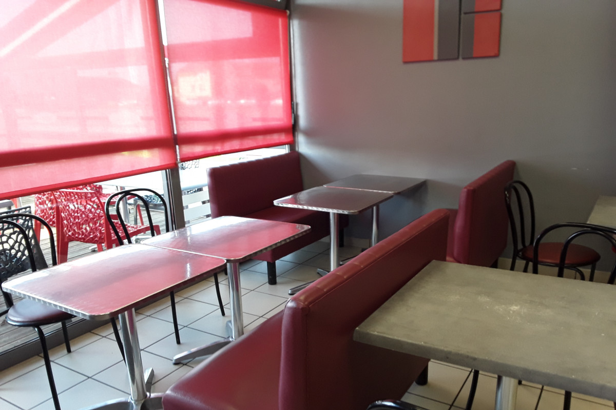 Vend sandwicherie kebab pizzeria 25 place assises plus
 25 en terrasse