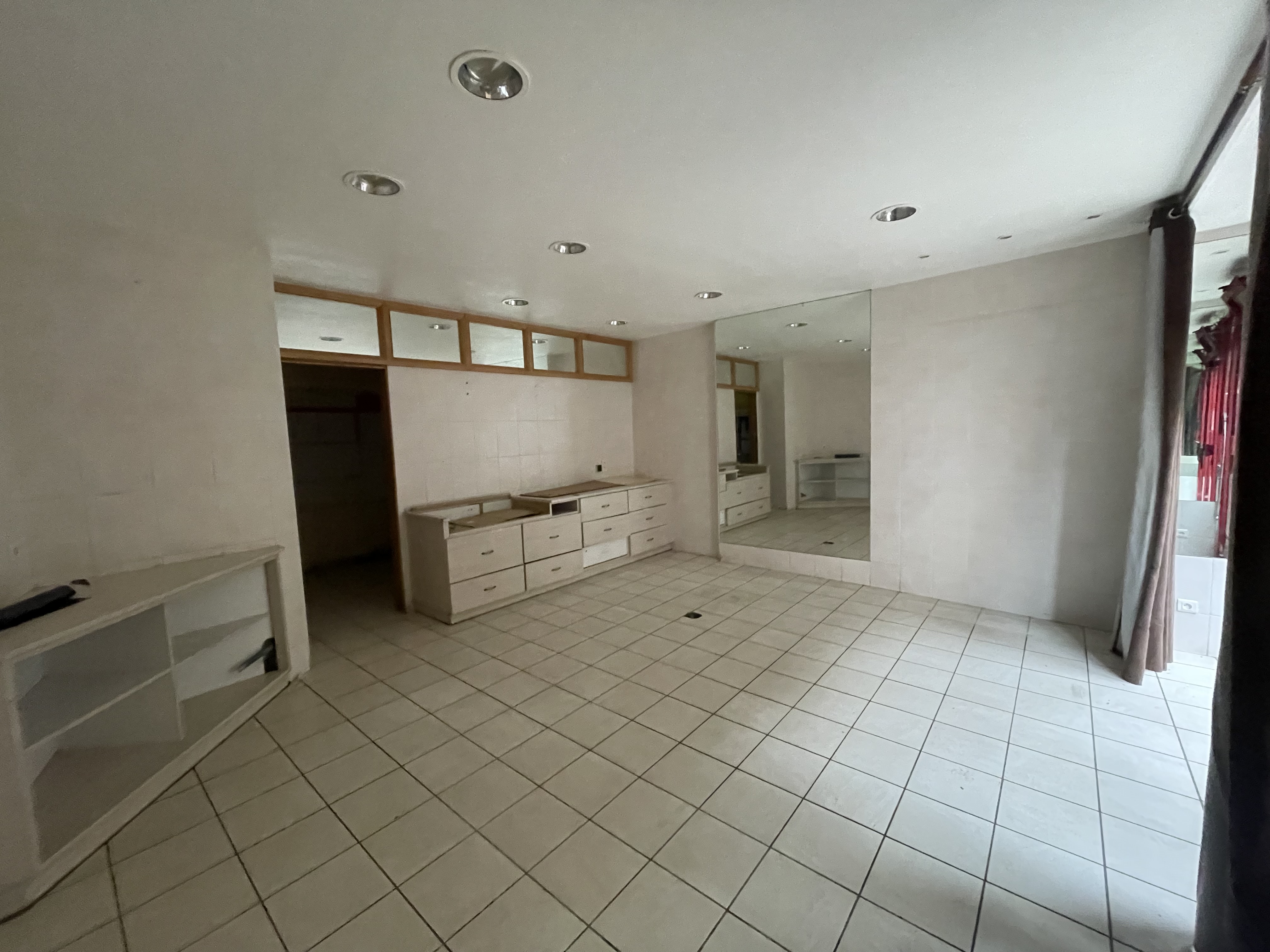 Dans un village classé LES PLUS BEAUX VILLAGES, boutique 55 m2 avec arrière cuisine et petite cours, et à l.étage appartement T4 _ 128 m2 comprenant une buanderie avec wc, cuisine aménagée et pièce à vivre, à l.étage 3 chambres avec salle de bain et wc et une mezzanine avec un coin chambre.