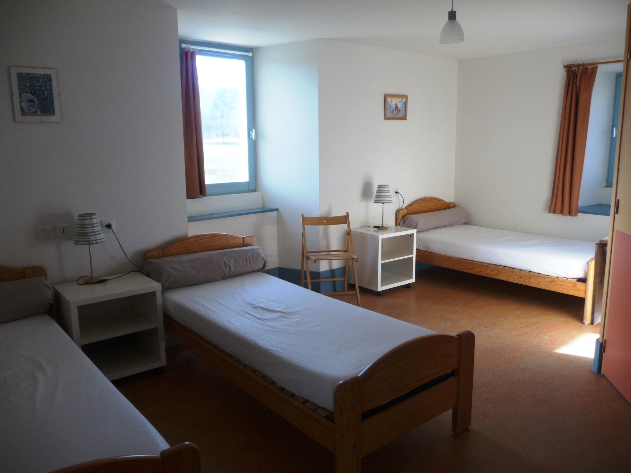 A reprendre (cause départ en retraite), Gite de groupe (24 personnes) conçu et réalisé par un cabinet d’architectes en 2004.
L’établissement a été crée au sein d’une ancienne bergerie entièrement restaurée dans les normes en vigueur avec une extension attenante. Le tout formant un seul et même bâtiment sur trois niveaux.
Le gite est situé au sein d’un petit hameau typique du causse de Sauveterre à 10 minutes de l’A75 reliant Clermont-Ferrand à Montpellier, à 10 minutes des Gorges du Tarn et à proximité de nombreux sites touristiques majeurs, l’établissement exposé plein sud bénéficie d’un excellent emplacement et d’un environnement naturel de qualité.
L’ensemble immobilier offre une surface de 345 m² habitable répartie sur 3 niveaux autonomes, communiquant et indépendants. Le gite, labellisé « Tourisme et handicap » depuis 2005 est intégralement accessible PMR. 
Implanté sur un terrain de 2600 m², chaque niveau bénéficie d’un espace extérieur privatif en complément d’un joli jardin d’agrément et d’une aire de stationnement pour l’ensemble de l’établissement.
Clientèle nationale très diversifiée (groupes amicaux, familiaux, sportifs, associatifs, handicap).
Établissement ouvert à l’année avec un réel potentiel de développement supplémentaire sur les plateformes de réservation nationales et internationales (Airbnb, Booking, TripAdvisor … ) et les réseaux sociaux volontairement non exploités par les propriétaires à ce jour.
Possibilité d’occuper un logement privé sur place (Niveau 2).
 
Établissement immédiatement opérationnel. Pas de travaux à prévoir dans le cadre de la reprise. Gestion rigoureuse. Réel potentiel d’exploitation et de développement.