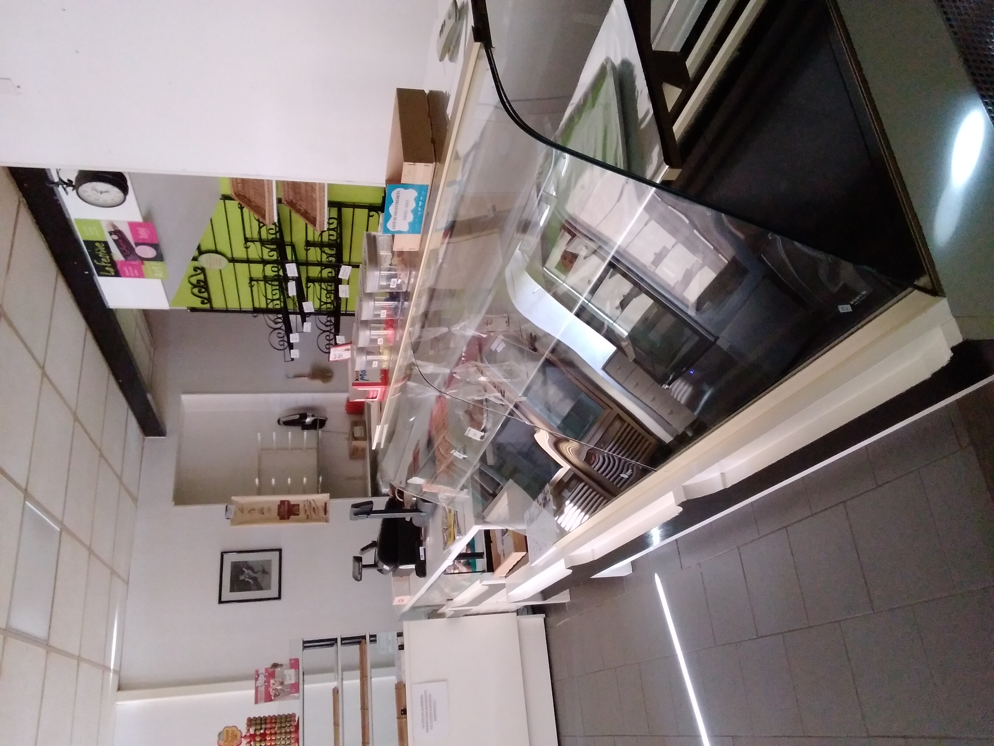 Cession cause retraite  + Continuité possible : accompagnement du repreneur - clientèle fidèle + fonctionnement actuel rentable  + Potentiel futur : développement possible (snacking, com, horaires…).

Situé sur une commune de 2000 habitants - Zone de chalandise 2x supérieurs du fait de sa situation sur l'axe routier très fréquenté (D323 -Plus de 5000 véhicules/jour).
 Fonds sain, base clients récurrente, matériel récent. 
120 000 € seulement (à débattre) pour un point de vente opérationnel, avec potentiel de marge supplémentaire (snacking, commandes en ligne, livraison locale…).
Cédant disponible pour accompagnement à la reprise (recettes, routines, fournisseurs, organisation) afin d’assurer la continuité sans perte de clientèle.
Potentiel de croissance immédiat : Développement snacking / pause déjeuner sur axe de flux - Numérique - Offre événementielle (entreprises, écoles, associations) - Extension horaires / jour d’ouverture selon stratégie.
Fort accompagnement à la reprise par la Municipalité.
Dossier complet sur demande — informations confidentielles.
Visite uniquement après premier échange et validation d’intention d’achat.