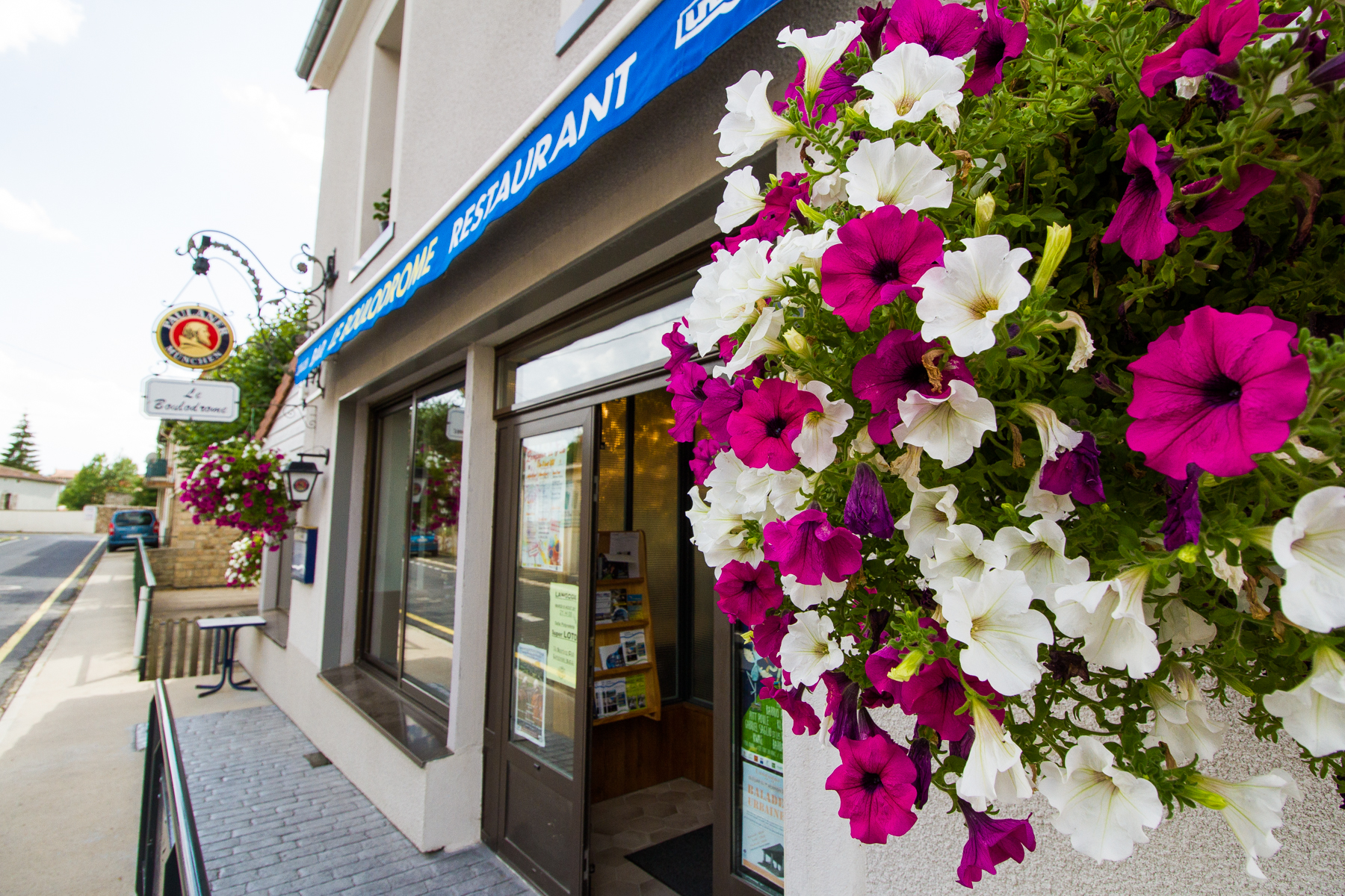 A reprendre, un restaurant-bar-traiteur à Langogne (Lozère), ville limitrophe avec l’Ardèche et la Haute Loire. Ville de 3000 habitants et bassin de vie de 10 000 personnes. L’établissement dispose de la licence IV. Salle de restaurant de 95 m2 pouvant accueillir jusqu’à 100 personnes, avec une terrasse extérieure pour une quarantaine de couverts de plus en belle saison. Les cuisines font 25 m2, et un sous-sol permet de stocker la marchandise. L’ensemble a entièrement été refait à neuf en 2017, isolation comprise. Les locaux sont en excellents états et très fonctionnels. L’établissement dispose d’un parking privé de 10 places et d’un boulodrome. Pas de CDI. Clientèle fidèle. Aucuns travaux à prévoir.  
Vente du fonds de commerce : 160 000 € - Location des murs : 1200€.