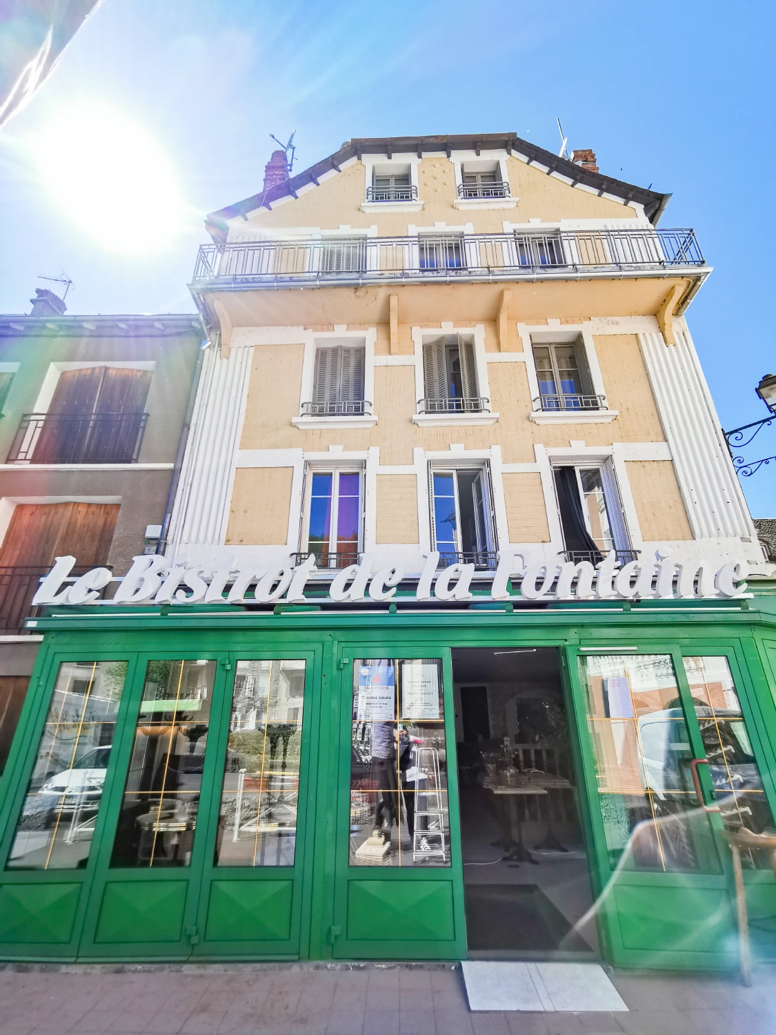 Opportunité à saisir idéale pour un couple ou un duo. 

Le restaurant est clé en main, sa situation est idéale à l'angle de deux rues sur la place principale du village qui permet d'avoir une très bonne visibilité et une très grande surface de terrasse. 
Environ 80 places assises à l'intérieur, et possibilité d'en exploiter autant  à l'extérieur l'été avec les terrasses.

La réputation est très bonne auprès de la clientèle locale.

Grande pergola bioclimatique sur la terrasse qui permet une utilisation toute l'année.

Matériel en très bon état.

CA: 500 000 euros par an avec 3 mois complets de fermeture (décembre janvier et février) donc possibilité de développer encore le chiffre d'affaire. Loyer 2000 euros ttc.

Le village est en plein développement avec la réouverture en octobre 2025 du centre thermal au public qui permet de profiter des eaux chaudes, ce qui apporte beaucoup de passage.