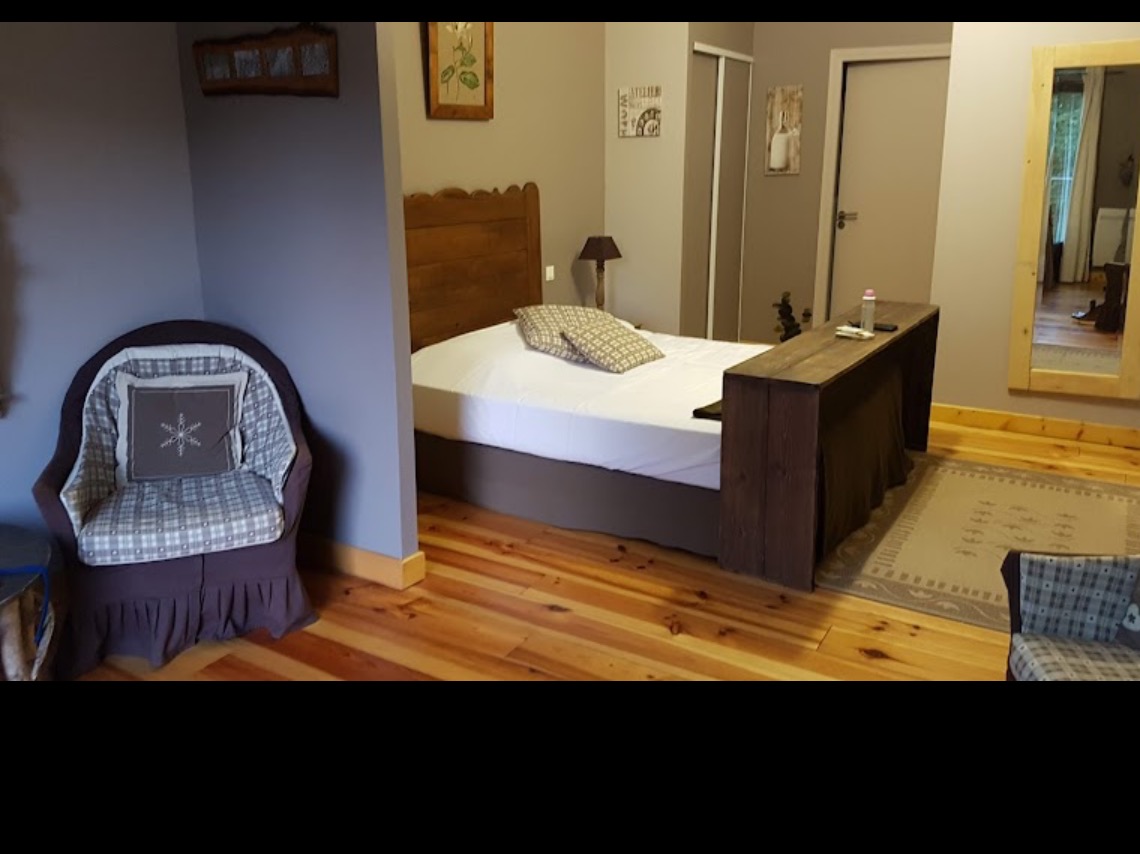 A reprendre, Bar – Hôtel – Restaurant en Cévennes.  Licence IV. 30 places assises à l’intérieur, 30 places en terrasse. Belle affaire, locaux communaux en très bon étant, pas de travaux à prévoir. Idéalement positionnée en plein cœur des Cévennes. Prévoir l’achat du mobilier aux anciens gérants.
Bail 3-6-9 : 1000€/mois TTC