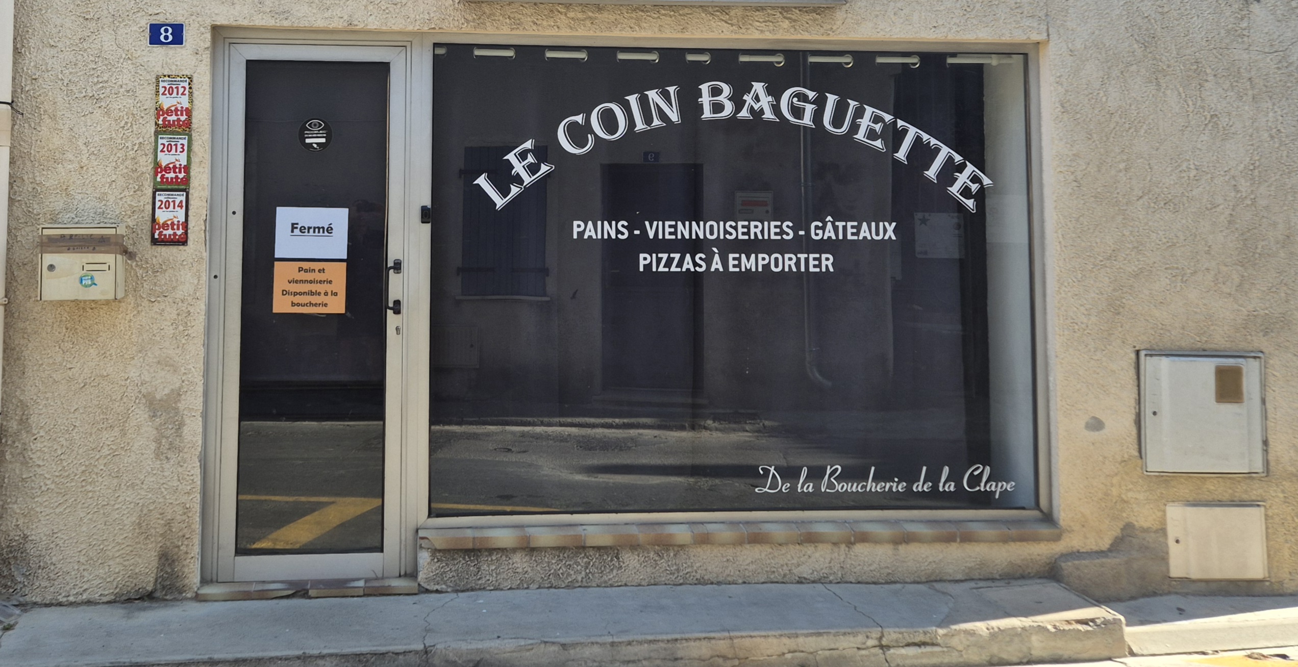 Vends Fond de Commerce : Point Chaud + Pizza à emporter dans un petit village de 1500 habitants à 10 min de Narbonne et de la mer.
Habitation au dessus du commerce. 
Loyer de 1150€ pour l'ensemble.
Le magasin est en pierres apparentes, il est équipé d’une vitrine froide et d’une vitrine négative qui appartiennent à la propriétaire.
Tout le matériel pour les pizzas four (cuisson par 4), laminoir, batteur neuf, saladette, balance, vitrine ingrédients, chambre froide négative (moteur neuf ), caisse sumup neuve. 
Tout est en place pour commencer à travailler direct.  Développement du chiffre possible, proposer une gamme de pains variée et proposer la livraison pour les pizzas.