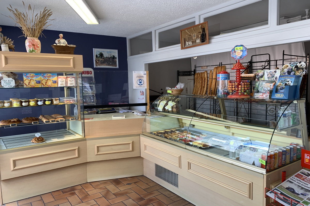 À vendre fond de commerce Boulangerie - Pâtisserie créée en 1999 dans un charmant petit village situé dans le département de l'Indre, pour cause de départ à la retraite nous cherchons un repreneur.

Le commerce comprend une boutique principale situé sur la commune d'Argy (36500) avec point de fabrication et un second magasin en point de vente froid dans la commune voisine de Buzançais (5km).


La boutique principale (Argy 36500) : 

Comprend le Magasin (cf photo principale)  une arrière boutique, Un Fournil avec Four électrique, pétrin, refroidisseur, diviseuse façonneuse..., une chambre à farine avec chambre froide et silos, un laboratoire avec coin plonge, armoire réfrigérée, armoire congélation, batteur, laminoir...  un vestiaire avec douche et toilettes ainsi qu'un garage donnant sur arrière-cours fermée de 200m2. 

Le logement : 
4 pièces plein pied de 95m2.
Cuisine, salon, 2 chambres, Salle de bain et wc séparé. 1 garage donnant également sur arrière cours de 200m2. Jardin très calme de de 800m2 donnant sur le parc du château avec piscine hors sol cédée au repreneur. 

Vendu avec véhicule de livraison inclus Citroën C15 de 2004 160000km

Boutique principale Argy 36500
Loyer mensuel 766? ( Logement + Espace commercial)
Fin du Bail 2026.

Point de Vente Froid Buzançais 36500
Loyer 320 ?
Fin du Bail 2027.


Prix de vente :  85 000 ?