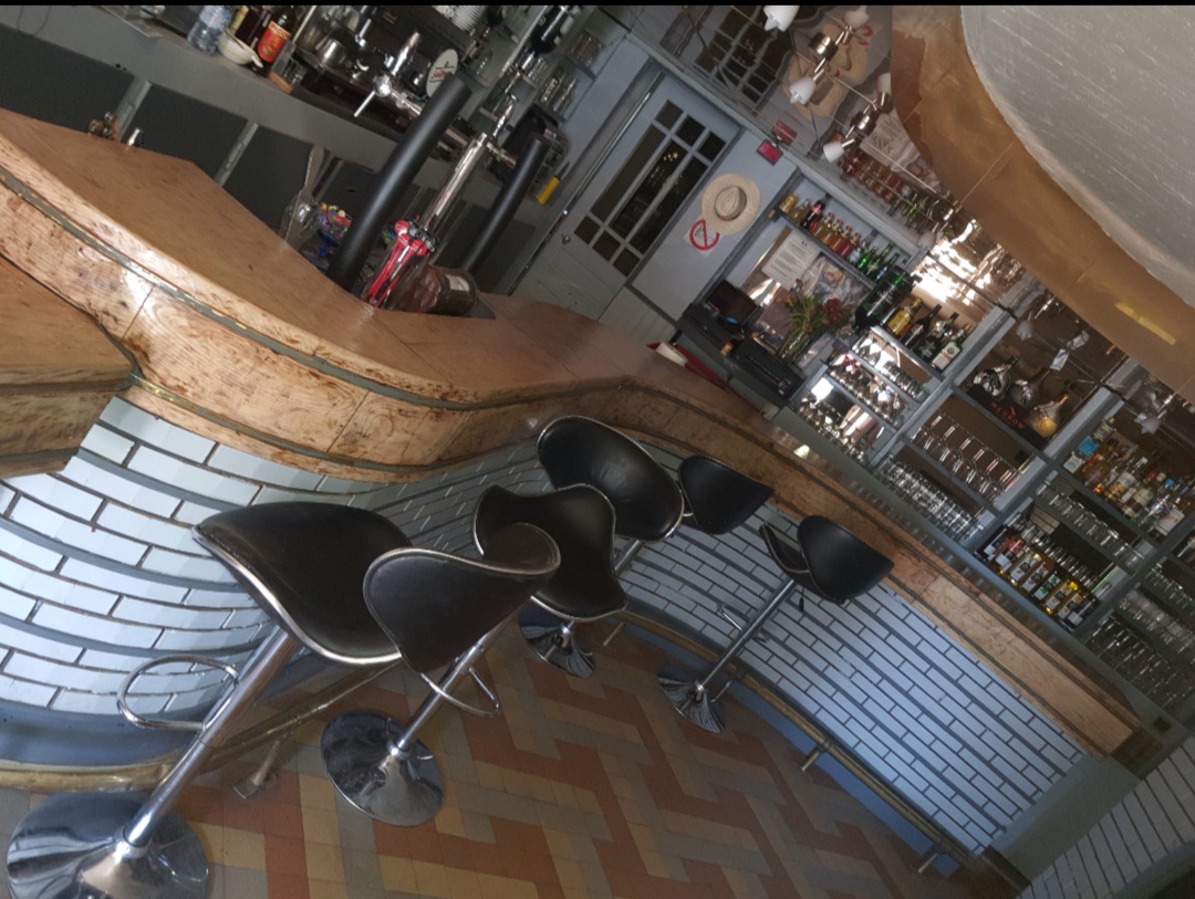 Vend fond de commerce, bar restaurant ,tabac pmu fdj, proche autoroute. Le commerce as une superficie de 137m2 et une terrasse de 120 m2 avec un parking d environ 800m2 .aucun travaux à prévoir. Cause départ Outre Mer  .pour plus d info vous pouvez me contacter au 06 59 50 97 46 .