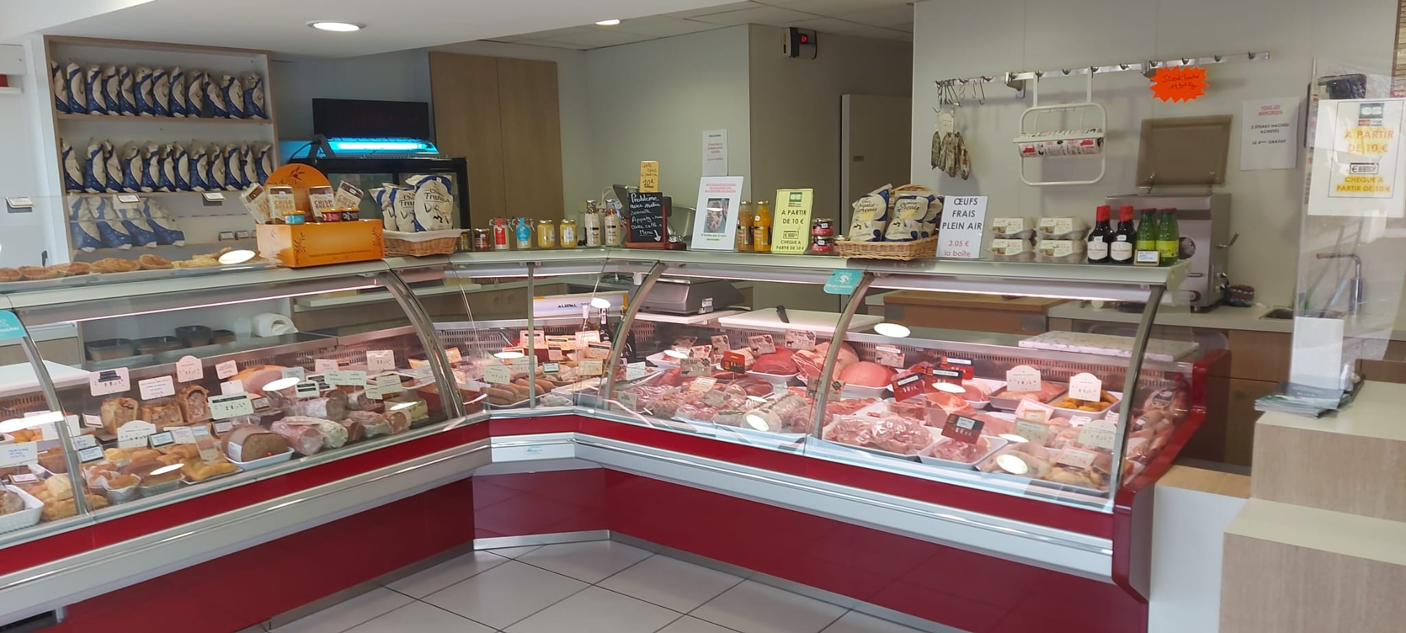 Au nord de Grenoble dans un village en pleine expansion, entouré d'autres commerces, avec parking devant le magasin, cause retraite, vend boucherie charcuterie traiteur avec une surface de 55.35 m2, laboratoire de 19.23 m2, laboratoire et réfrigération de 14.39 m2, bureau avec WC et réserve de 17.59 m2 soit un total de 106.56 m2.
Chiffre d'affaires en progression, clientèle fidèle, affaire en très bon état.
A développer : l'activité traiteur.
Entretien du matériel suivi. Loyer 1700 €
Prix de vente : 165 000 € hors frais d'agence