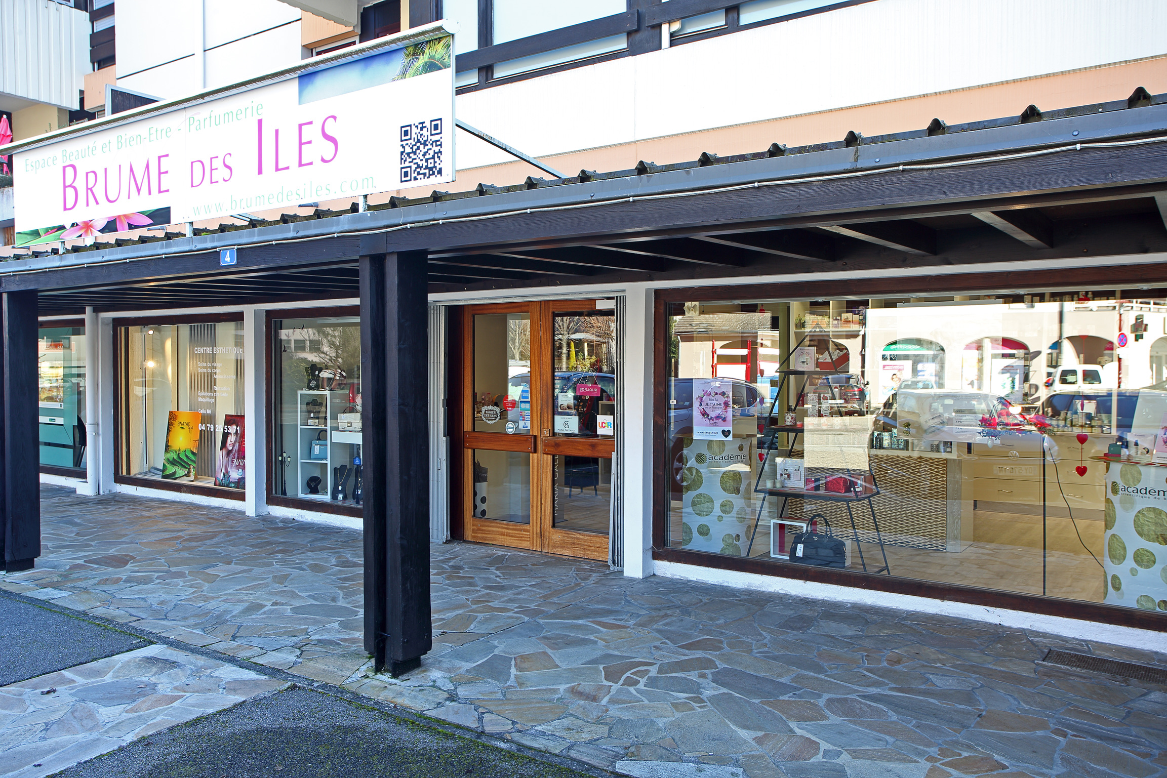 A vendre: Institut de Beauté Valgelon-La Rochette (73)

Institut clé en main idéalement situé en centre bourg.

Vous souhaitez reprendre un Institut avec une excellente clientèle fidèle et en constante évolution dans un cadre de travail agréable et bénéficiant d’un emplacement privilégié ?

Une institution dans le bourg puisque notre Institut est installé depuis plus de 50 ans.

Idéalement situé en centre bourg avec grand parking gratuit, surface 125m2, une cave permettant le stockage.

Un grand espace de vente
5 cabines de soin, nouvelles technologies: minceur, épilation définitive, anti-âge …

2 salariées.

Vente cause retraite


Points forts de l’Institut:
Emplacement / Parking gratuit
Grande surface de vente et les nombreuses cabines permettant la diversité des soins proposés
Excellente visibilité et renommée sur le secteur
Marques professionnelles essentiellement françaises
Accompagnement possible pour assurer une parfaite transmission.

CA 2024: 150 KE
Loyer 980€
Bail 3-6-9 renouvelable
Prix du fond : 105000€