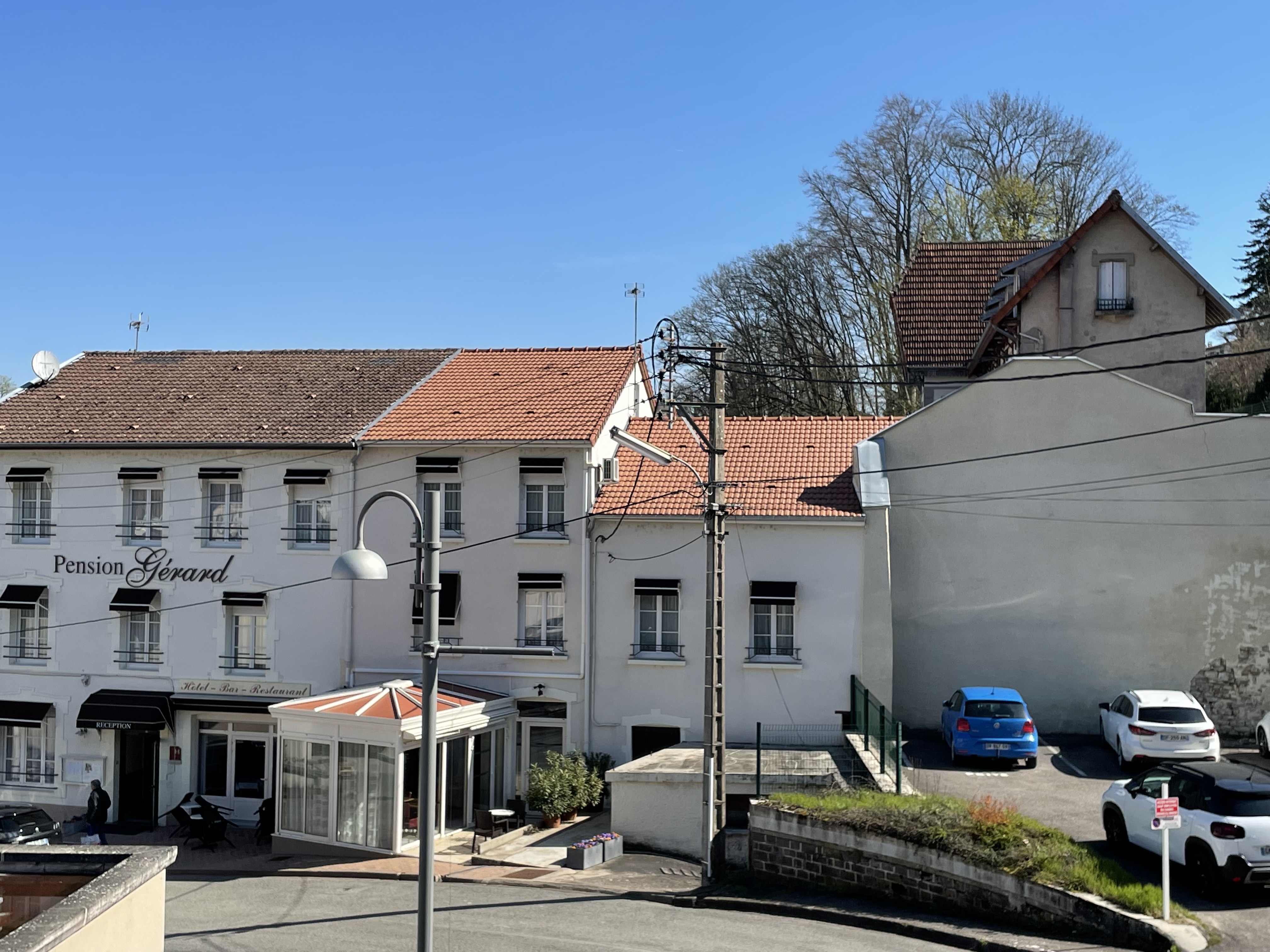 Hôtel Restaurant MURS et FONDS,à découvrir en exclusivité à Bourbonne-les Bains, Ville Thermale. 
L'établissement jouit d'une excellente réputation il est géré depuis trois générations par une famille de professionnels passionnés.
Cet hôtel restaurant de 23 chambres, comporte deux bâtiments en excellent état. 12 Chambres refaites à neuf dans le premier et 11 rescentes ( dont 1 PMR) dans le second. Deux salles de restaurant en parfait état, cuisine spacieuse. 
Idéalement situé à 10m du Casino et 30m des Thermes. Clientèle fidèle essentiellement de curistes.
Etablissement ouvert actuellement de façon saisonnière environ 7 mois/an, CA 500 000€ en rythme de croisière, belle rentabilité, gros potentiel à développer si vous le souhaitez. 
4 employés CDD saisonniers.
DPE: C et GES: A
Venez découvrir cette opportunité d'affaire, idéal pour un couple de restaurateurs ou investisseurs. La vente du fond est concomitante à celle des murs.