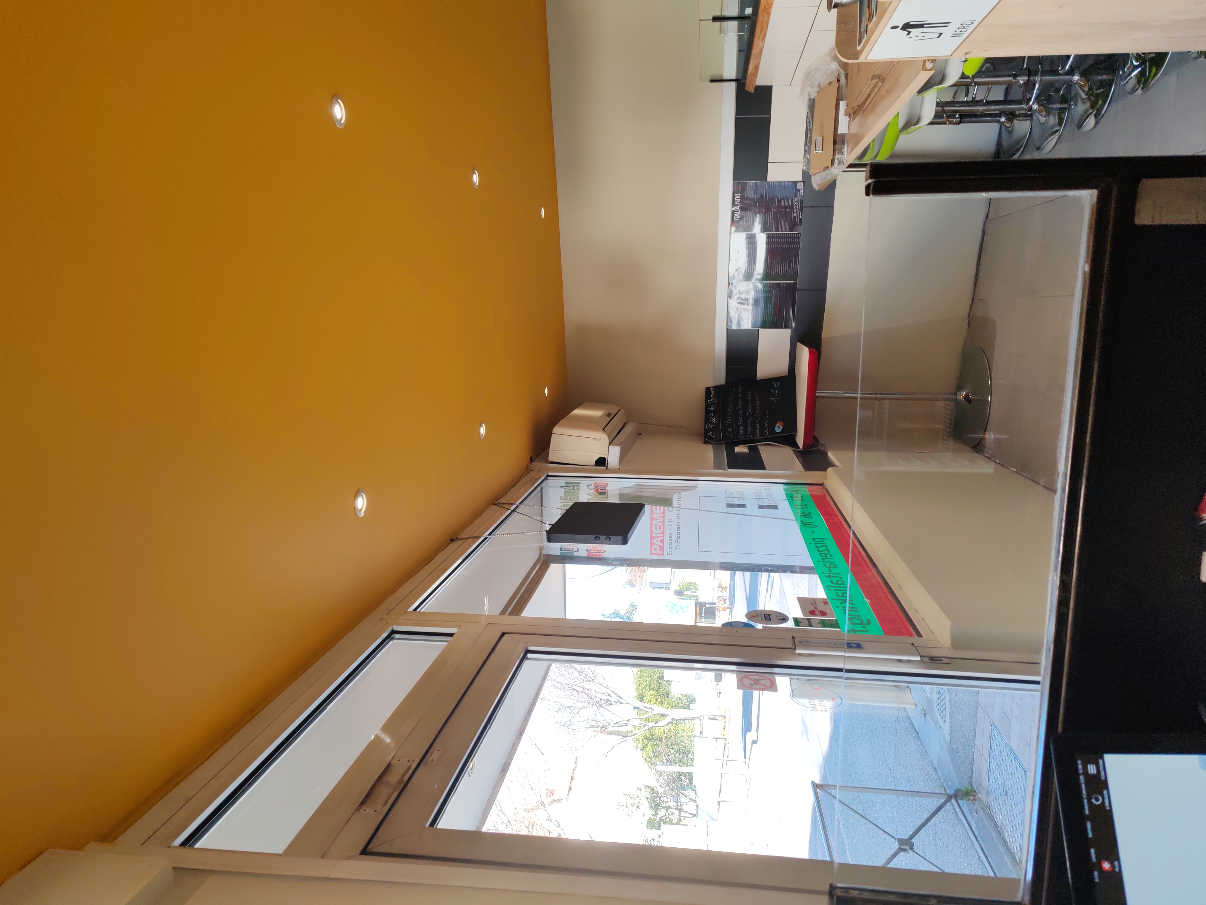 Pizzeria à vendre sur la belle ville de Carpentras, existante depuis 2010, avec une belle renommée, pizza à emporter, et en livraison, idéal pour un couple. Négociation possible. 
N'hésitez pas à vous renseigner si vous êtes intéressés !