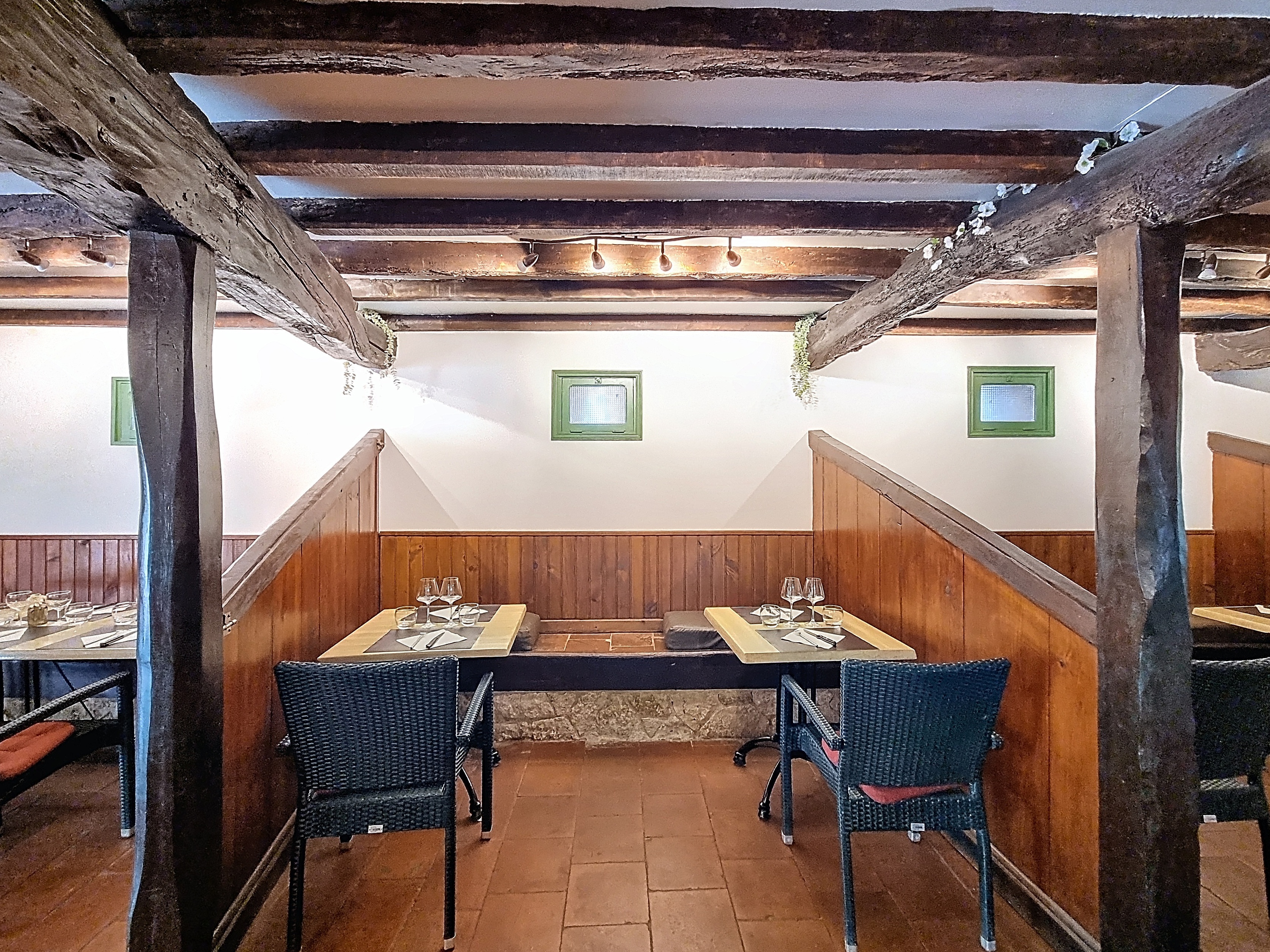 Restaurant Ô Canard Toquet d'Urdens à Vendre - Murs et Fonds de Commerce ! une institution culinaire connue, réputée et appréciée des gourmets et professionnels, idéalement situé au cœur du Gers (32), près de Fleurance (3,5 km). Ce bien d'exception inclut les murs et le fonds de commerce + 1 appartement T3, offrant une solution clé en main pour une reprise immédiate.

Implanté dans le charmant village d'Urdens, ce restaurant traditionnel modernisé jouit d'une activité continue depuis plus de 40 ans, preuve de sa pérennité et de son succès. Le Canard Toquet est une référence pour le bien-manger dans le Gers, proposant une cuisine savoureuse et authentique qui ravit une clientèle fidèle tout au long de l'année.
Le restaurant bénéficie d'un excellent chiffre d'affaires et d'un excédent brut d'exploitation de bon niveau, attestant de sa rentabilité. Sa clientèle est diversifiée : une clientèle d'affaires fidèle le midi, une clientèle locale le soir et une importante clientèle touristique durant la saison, attirée par le charme du Gers, sa gastronomie et son art de vivre.

Atouts et Équipements de Qualité Supérieure
Ce restaurant en vente est un outil de travail directement opérationnel et aux normes, sans aucun travaux à prévoir. Il se compose de :
Une cuisine professionnelle récente entièrement équipée (four professionnel, refroidisseur, saladette, mise sous vide, lave-vaisselle professionnel, chambres froides...), garantissant une production efficace et conforme.
Une salle de restaurant chaleureuse de 35 couverts aménagée dans une ancienne étable, avec une cheminée fonctionnelle pour des dîners intimistes ou repas d'affaires.
Un comptoir-bar accueillant.
Une salle de réception supplémentaire de 50 couverts, idéale pour les événements privés ou professionnels.
Deux terrasses totalisant 50 couverts, parfaites pour profiter des douces soirées du Gers.
Deux WC dont un accessible PMR.
Licence 3 en cours de validité.

Logement de Fonction et Potentiel Locatif
Le local commercial est vendu avec son logement de fonction attenant (Type 3 de 70 m²). Cet appartement rénové avec 2 chambres, traversant, climatisé et en double vitrage, est habitable immédiatement sans aucun travaux. Il offre de multiples possibilités :
Logement du propriétaire repreneur.
Logement pour un salarié, facilitant le recrutement.
Opportunité de revenus locatifs supplémentaires.

Environnement et Commodités
Situé dans un secteur sans concurrent direct notable à moins de 5 km pour la restauration du soir, le restaurant jouit d'une position privilégiée.
Raccordé au tout à l'égout, climatisé, propre et fonctionnel.
Parking facile et spacieux (20 places) pour la clientèle.
Proximité de Fleurance, ville dynamique du Gers, offrant accès aux services et facilités.

Accompagnement et Informations
La chef et propriétaire actuelle propose un accompagnement à la reprise, assurant une transition en douceur et la pérennité de l'activité.
Mots-clés pour vos recherches : vente restaurant Gers, fonds de commerce restaurant 32, restaurant murs et fonds à vendre, cession PME Gers, affaire à reprendre Gers, restaurant à vendre Fleurance, commerce à vendre Urdens, opportunité restaurant Sud-Ouest, investissement immobilier commercial Gers, bien vivre Gers, gastronomie Gascogne, restaurant traditionnel à vendre, hôtellerie-restauration Gers, commerce à céder Gers, vente PME restauration, restaurant rentable Gers, affaires Gers, immobilier commercial 32, entreprise à vendre Gers, Urdens, Fleurance.

Dossier complet (bilans, résultats, diagnostics) disponible sur demande pour les acquéreurs sérieux. Contactez-nous sans tarder pour visiter cette affaire exceptionnelle et concrétiser votre projet au cœur du Gers !
Cette annonce référence 302328 vous est présentée par votre agent commercial BSK Immobilier CHRISTOPHE LAMAZERE (EI) immatriculé au RSAC de AUCH (32000) sous le numéro 84952316200089.

Prix du bien : 279 000,00 €
Prix du bien hors honoraires : 270 630,00 €
Honoraires TTC : 3,09 %
Les honoraires d'agence sont à la charge de l'acquéreur.