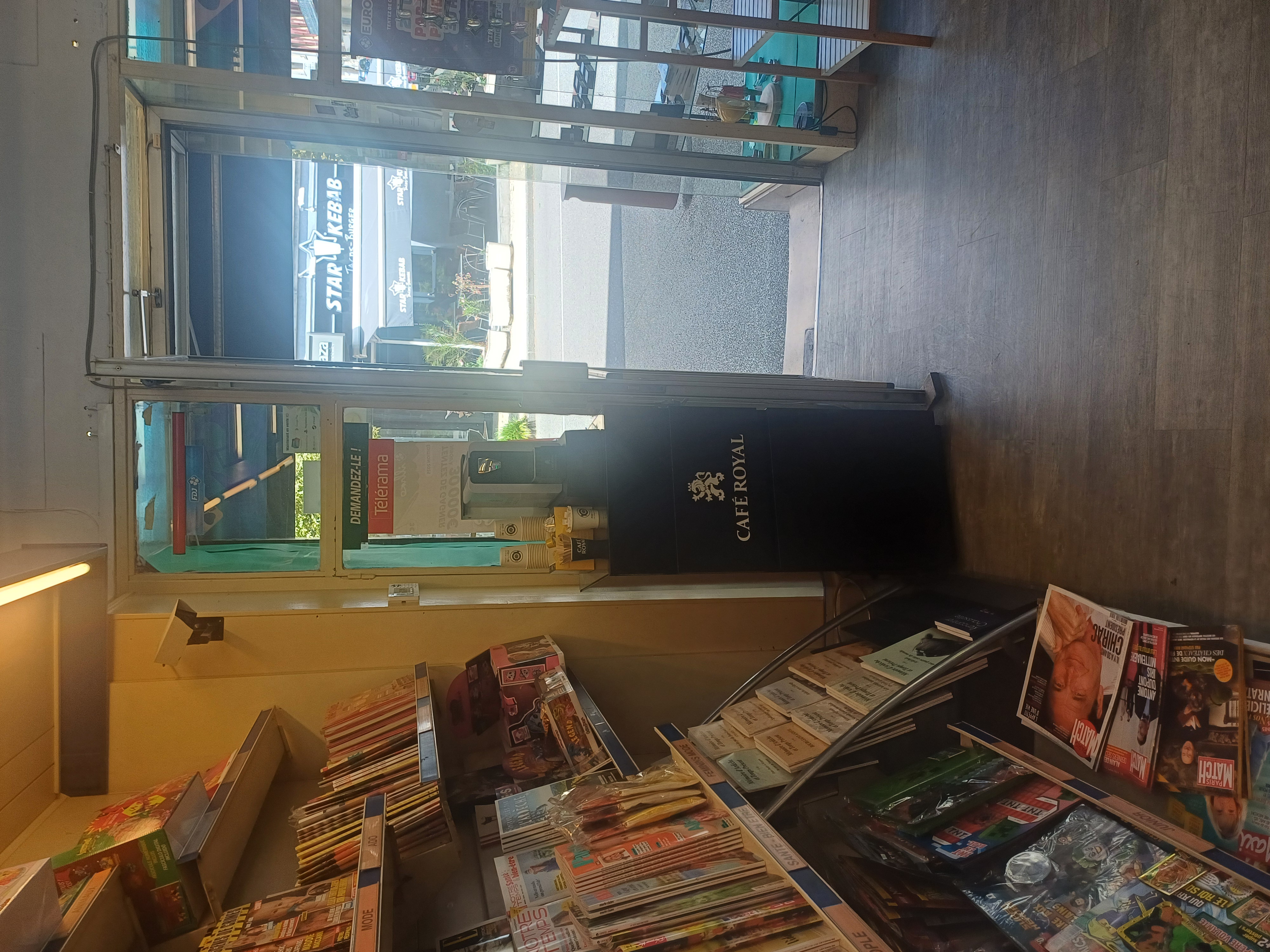 A vendre Tabac  Presse Confiserie Bimbeloterie Loto Française des Jeux Amigo.Paiement de proximité. Timbres fiscaux. 
Idéalement situé en plein centre d une ville Préfecture près d un collège, d un lycée et de deux arrêts de cars. Le tout est placé sur un axe très passant allant de la vallée du Rhône en basse Ardèche. 
Travail en couplé depuis 1989.en vente cause retraite.EBE 66000/an.
Loyer 350euros/mois
Dossier complet après échange téléphonique