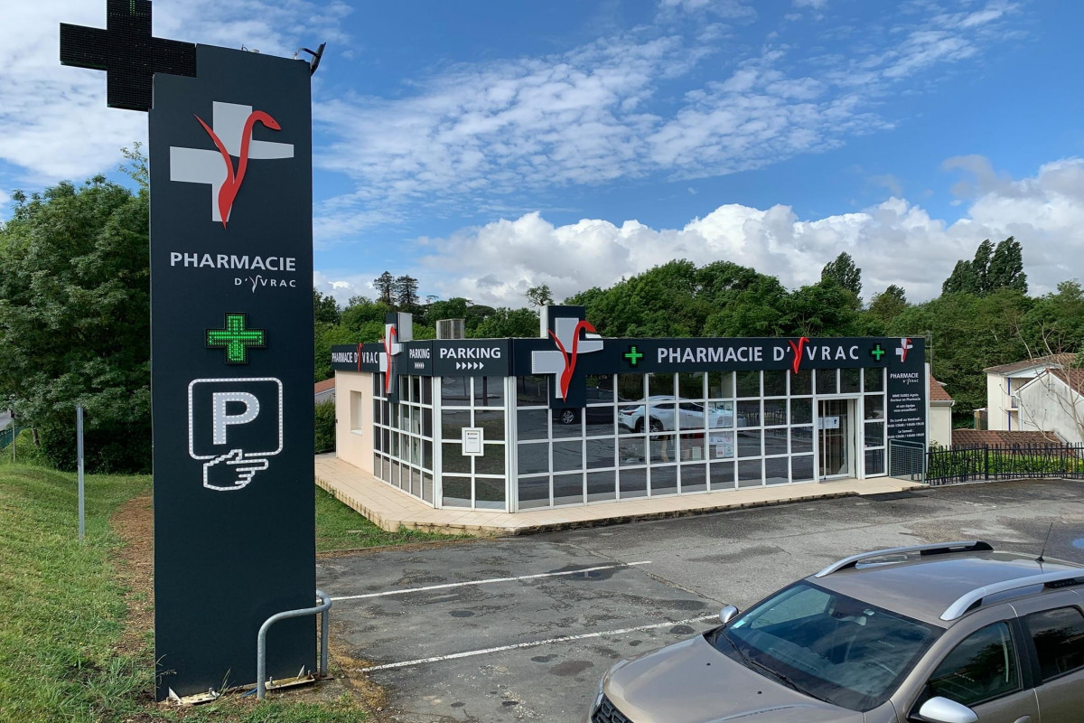 3 locaux à louer attenant à la pharmacie d?Yvrac avec salle d?attente commune, accès Erp , climatisation réversible, parking, proche commerce conviendrait à des professions médicales ou paramédicales