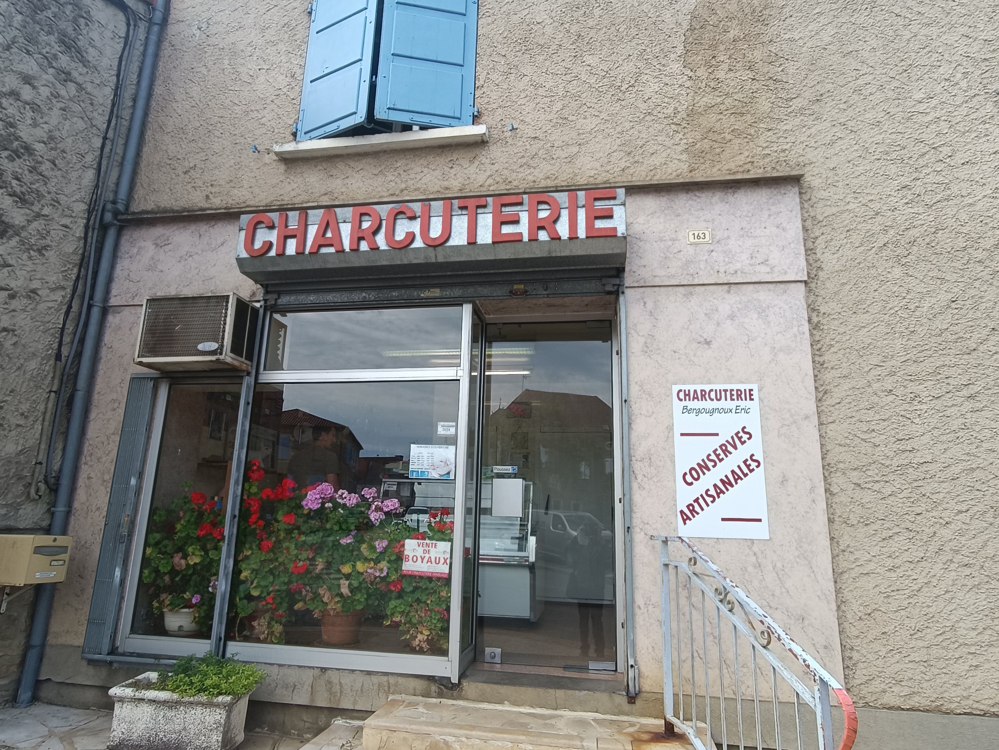 Charcuterie historique à reprendre à Lavergne : Une institution au cœur du Cauvaldor
Nichée dans le charmant village de Lavergne, sur l'axe passant entre Gramat et Saint-Cère, cette charcuterie traditionnelle jouit d'une excellente réputation depuis sa création en 1947. l’actuel propriétaire et artisan passionné, a repris le flambeau en 2012 après avoir été salarié de la boutique depuis 1982. Il souhaite aujourd'hui transmettre son savoir-faire et son entreprise à un repreneur motivé, prêt à perpétuer la tradition.
L'activité :
Fabrication artisanale de charcuterie traditionnelle, sans colorant ni conservateur
Vente de spécialités de pays, sélectionnées avec soin
Fabrication , commercialisation et expédition  de conserves artisanales
La charcuterie bénéficie d'une clientèle fidèle, séduite par la qualité des produits et l'accueil chaleureux. Le chiffre d'affaires de référence de 123 000 € (en progression) témoigne de la stabilité de l'activité.
Les locaux :
Boutique accueillante et conviviale
Atelier de fabrication spacieux et fonctionnel
Espace de stockage confortable pour les conserves
2 chambres froides, séchoir, machine à jambon...
Loyer mensuel attractif : 580 € TTC (bail commercial)
L'opportunité :
Reprise d'une affaire prospère et pérenne
Bénéficier d'un savoir-faire reconnu et d'une clientèle attachée
Accompagnement du repreneur assuré pour une transition en douceur
Idéal pour un couple ou une personne seule souhaitant vivre et travailler dans un cadre de vie agréable
Prix de cession : 35000 €   Contactez nous dès aujourd'hui pour en savoir plus sur cette belle opportunité !