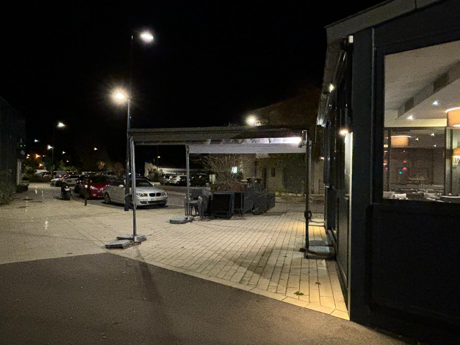 Mise en vente du fond de commerce d'une pizzeria après 33 ans de bons et loyaux services, je prends ma retraite. Malgré une clientèle locale fidèle et une clientèle touristique qui ne cesse de grandir, je met en vente ma Pizzeria Le Stromboli. 
Ce restaurant propose une carte italienne avec les pizzas (environ une vingtaine) mais aussi des plats plus français avec des pâtes, salades, tartines et viandes. Le restaurant tend vers une ambiance plutôt chic sans aligner des prix exorbitants. En effet la tranche des prix pour les plats va de 12€ à 19,50€. 
Situé à Paray-Le-Monial en plein centre ville, notre établissement jouit d’une proximité intéressante avec le centre historique de la ville et notamment la Basilique qui attire près de 400 000 visiteurs par an. Malgré ses 10 000 habitants, Paray-Le-Monial est une ville à forte attraction touristique religieusement parlant, mais ce n’est pas tout, avec la proximité de la RCEA, la ville se retrouve dans une zone de passage hautement fréquentée. Notre clientèle n’est pas seulement touristique, mais aussi locale, avec de nombreux habitués dont nous sommes peinés de devoir nous séparer.
C’est un établissement qui comporte 54 couverts intérieurs et une terrasse avec 34 couverts en sachant que suivant la superficie disponible, ces chiffres peuvent être augmentés. Le restaurant à subit de gros travaux en 2013 pour un remodelage architectural et plus récemment, la salle à été entièrement repeinte post-Covid. Le mobilier et les équipements sont entretenus régulièrement et la vaisselle a été fréquemment changée. 

Pour plus d’informations notamment technique ou financière, n’hésitez pas à nous contacter.