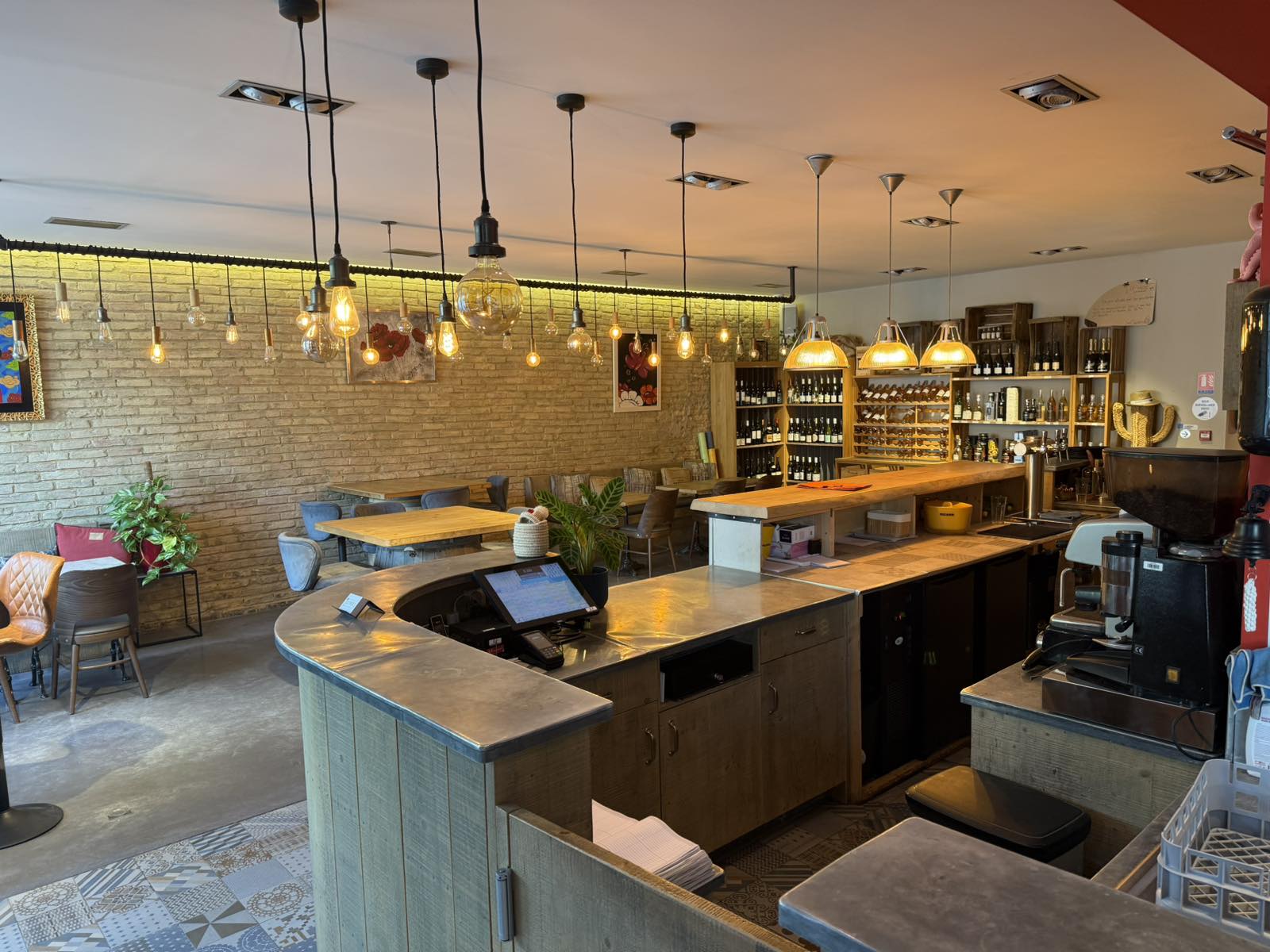 *À CÉDER pour projet perso - Restaurant Traditionnel PONT-ST-ESPRIT 30*

Emplacement premium : centre-ville, face au marché du samedi + parking gratuit.

*Situation actuelle* : Service midi uniquement 5j/7. CA 2025 : 165K€ sur 10 mois.
Aucun salarié à reprendre.

*FORT POTENTIEL À DÉVELOPPER :*
1.  Ouverture soir/week-end/évènementiel
2.  Bar + Cave à vins + Epicerie fine / produits locaux
Objectif atteignable : 250K€ à 300K€ de CA

*Le local* : 250m² + ∼100m² réserve. 60 int + 35 terrasse privée.
Bar, salon, cave à vins existante, cuisine pro équipée valeur 50K€.

*Points clés* : Licence IV incluse. Loyer 1500€HT/mois.
Prix : 120K€ à débattre
Visites sur RDV uniquement