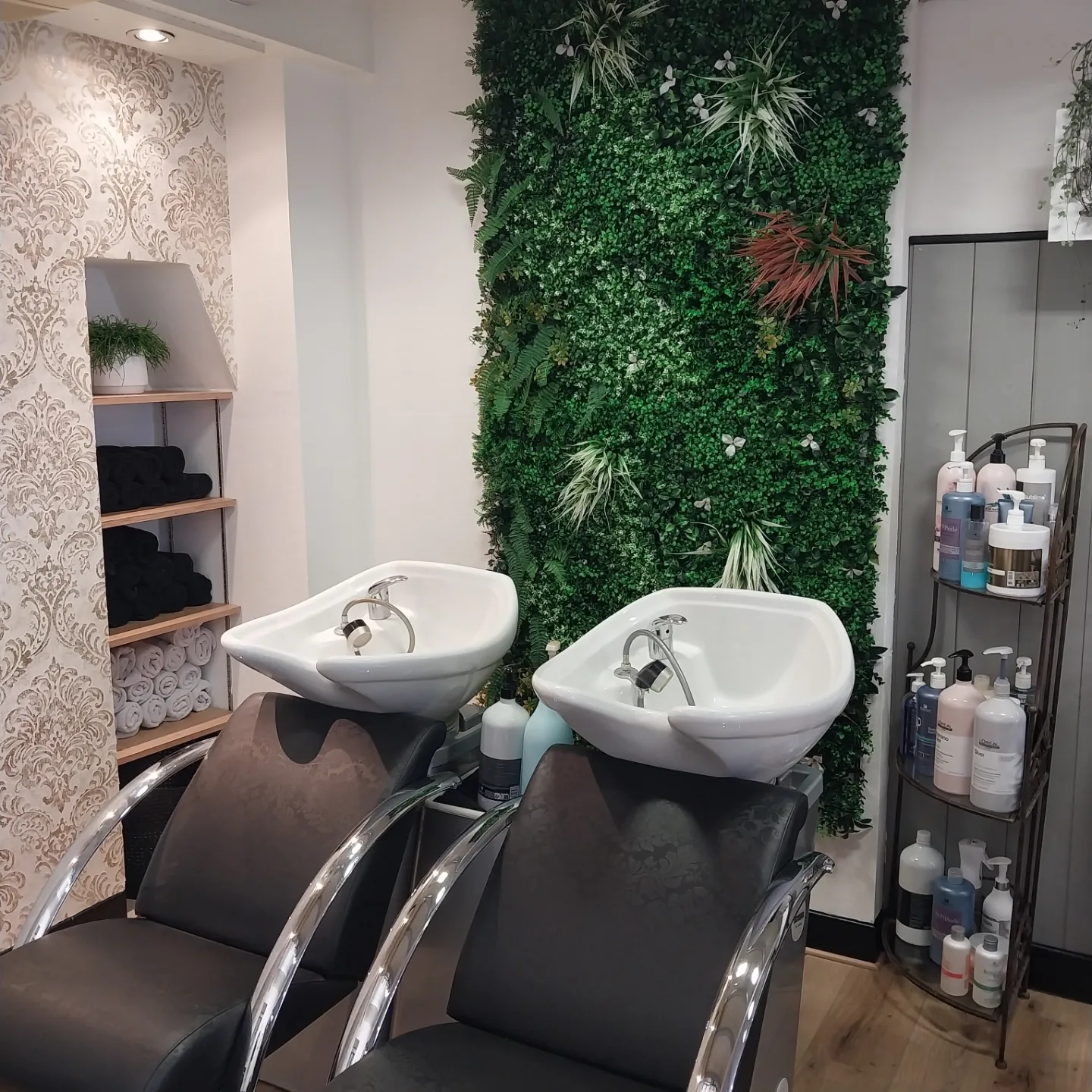 Situé au cœur du centre historique de Bretenoux, charmante commune commerçante et dynamique de la vallée de la Dordogne lotoise, ce salon de coiffure mixte offre une belle opportunité professionnelle.

Entièrement rénové en août 2023, l’établissement présente un cadre moderne et élégant. Il est équipé de 4 postes de coiffage et de 2 bacs à shampooing, dans un espace optimisé et agréable.

Le local bénéficie d’un emplacement stratégique sur un axe très fréquenté, offrant une excellente visibilité. Il est également pratique grâce à des possibilités de stationnement juste devant et à proximité.

Le salon jouit d’une excellente réputation et d’une clientèle locale fidèle. Une employée expérimentée, présente depuis plus de 12 ans, garantit une continuité et une stabilité précieuses. La saison estivale voit également affluer une clientèle touristique, portée par l’attrait du territoire.

Une affaire idéale pour un(e) professionnel(le) souhaitant lancer ou développer son activité dans un environnement accueillant et porteur.

Surface : salon de 40m² + réserve
Loyer : 450 Euros
Prix de vente du fond de commerce : 40 000 €