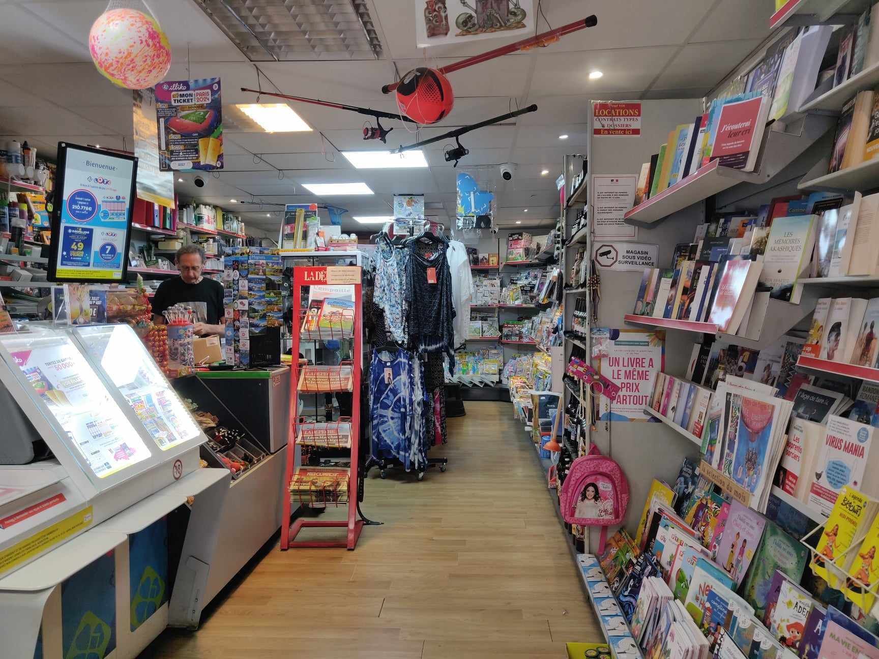 Vends cause retraite un fonds de commerce Tabac-Presse Loto Jeux situé dans le nord du département de l'Ariège, proche de la Haute-Garonne (à 60km de Toulouse). Situation idéale sur un axe passant. Pas de concurrence directe dans un rayon de 15km. Nombreux commerces (restaurant, bar, poste, banques) et parking à proximité immédiate.

Pas de travaux à prévoir. 

Surface de vente 65 mètres carrés avec réserve de 5 mètres carrés.

Activités complémentaires développées : bricolage, livres, articles de pêche, relais colis, boissons, bimbeloterie, etc...

Logement de type F3 (chambre + petit bureau) au-dessus du commerce, 65 mètres carré + grenier aménageable de 65 mètres carrés. Murs indissociables du fonds de commerce. Entrée indépendante du magasin.

Prix de vente du fonds de commerce : 170 000 euros
Prix des murs : 100 000 euros