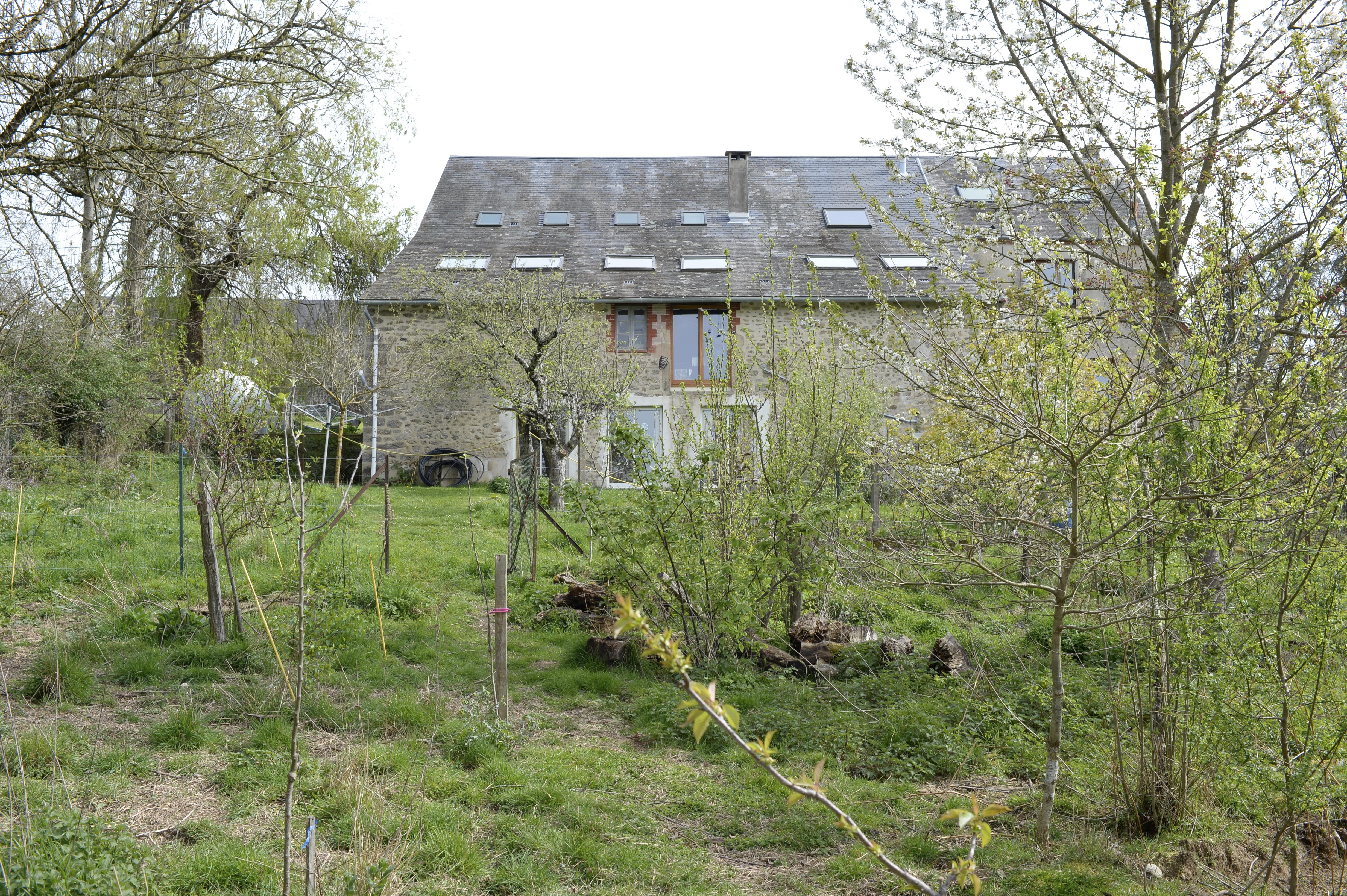 A VENDRE ATELIER DE SCULPTURE ET FONDERIE D'ART + CABINET DE THERAPEUTE - SECTEUR NORD CREUSE / PORTES DE LA CREUSE EN MARCHE - CHÂTELUS-MALVALEIX (23270) 

Après 37 années consacrées à façonner et à développer cet ensemble immobilier avec passion, les propriétaires souhaitent aujourd'hui le transmettre à de nouveaux porteurs de projet.

Située à 500 mètres du bourg de Châtelus-Malvaleix (23270), commune d'environ 550 habitants bénéficiant de l'ensemble des commerces et services de proximité (supérette, boulangerie, boucherie, pharmacie, pôle de santé, établissements scolaires, services bancaires et postaux, coiffeur, restaurants, station-service, etc.), cette propriété de caractère s'étend sur un terrain de 1,15 hectare dans un environnement naturel préservé.
Ses importants volumes et la diversité de ses espaces en font un ensemble immobilier particulièrement adapté au développement d'activités artisanales nécessitant de grandes surfaces, artistiques, culturelles, touristiques ou liées au bien-être, ainsi qu'à tout projet de vie associant activité professionnelle et cadre de vie privilégié.

L'ensemble immobilier comprend :
 - Une maison de caractère en granit de 152 m² habitables sur 3 niveaux ;
 - Un atelier d'artiste de 225 m² avec mezzanine ;
 - Une fonderie d'art de 80 m² ;
 - Un studio indépendant de 50 m² ;
 - Un cabinet de thérapeute de 20 m² ;
 - Un grenier aménageable de 145 m² avec plancher en bois massif et 5 vélux ;
 - Plusieurs dépendances : caves et cellier.

La maison principale, particulièrement lumineuse, offre 6 chambres et 9 pièces. Elle comprend une cuisine-salle à manger avec dallage en granit d'origine, un salon avec poêle de masse ouvrant sur la terrasse et le jardin, ainsi que plusieurs espaces de rangement.
À l'extérieur, le terrain attenant accueille un verger, deux étangs, un grand jardin, une serre dôme de
45 m² et une terrasse bénéficiant d'une vue dégagée sur la campagne creusoise.

La propriété est équipée d'une installation photovoltaïque comprenant :
 - 9 kW de panneaux solaires générant environ 3 000 € de revenus annuels ;
 - 3 kW supplémentaires dédiés à l'autoconsommation.

Chauffage par pompe à chaleur, chaudière gaz à condensation et poêle à bois.

Prix de vente : 287 000 € net vendeur – à négocier

📞 Renseignements : 06 75 05 25 98

Pour découvrir le bien : https://sculptureparismontreuil.com/maison-a-la-sagne/