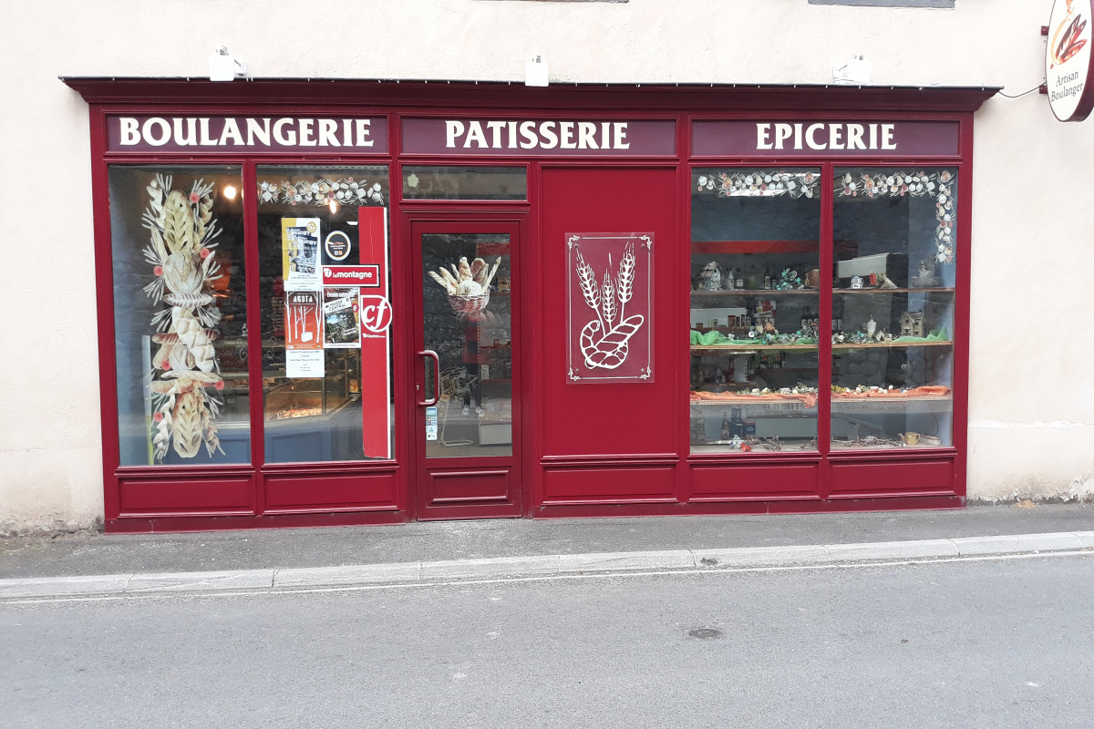 BOULANGERIE PATISSERIE EPICERIE DANS VILLAGE DU CANTAL EN FACE DUN CHATEAU DU XIII SIECLE ET D UNE CHAPELLE DU XV SIECLE
ECOLE A PROXIMITE